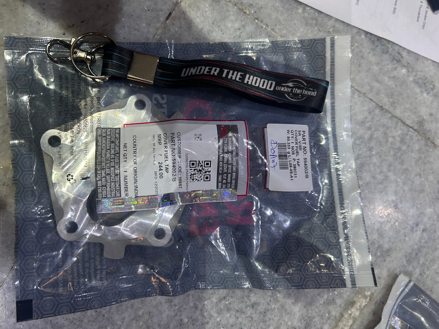 594002/B – VT31 Cover, Fuel Tap (Fuel Cock Protective Cap) for Thunderbird 350 / Thunderbird 500 / Thunderbird 350X / Rumbler 500 / Classic 350 UCE / Classic 500 UCE / Continental GT 535 – Genuine Royal Enfield