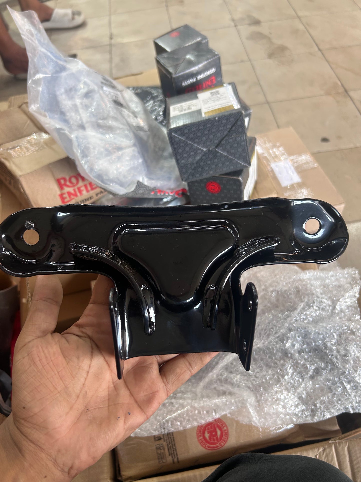 Royal Enfield 1100195/E – Seat Mounting Bracket (Black) for Classic 350 J SERIES BS6