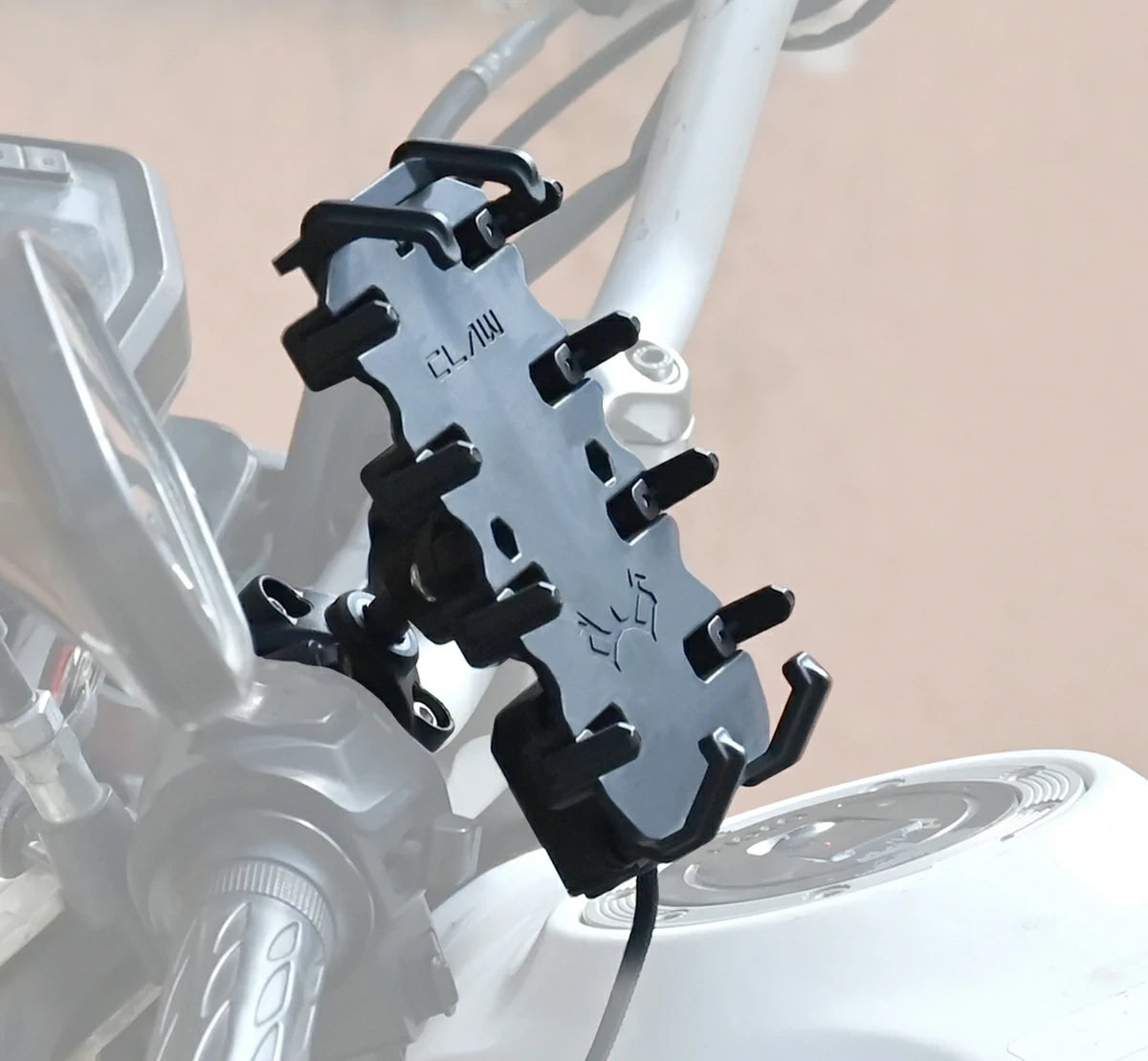Maddog Claw Mobile Holder with 18W Qualcomm 3.0 Fast Charger – IP67 Waterproof Universal Motorcycle Phone Mount