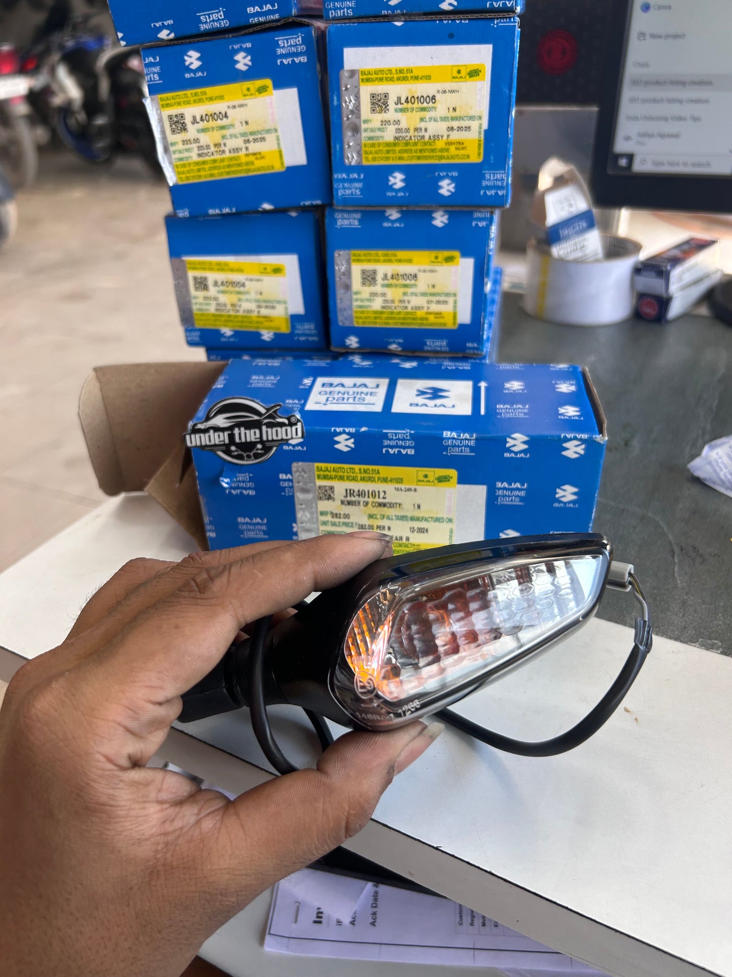 Bajaj Pulsar N160 Rear Right Indicator (RH) – JR401012 | Genuine OEM Turn Signal (2022–2023)