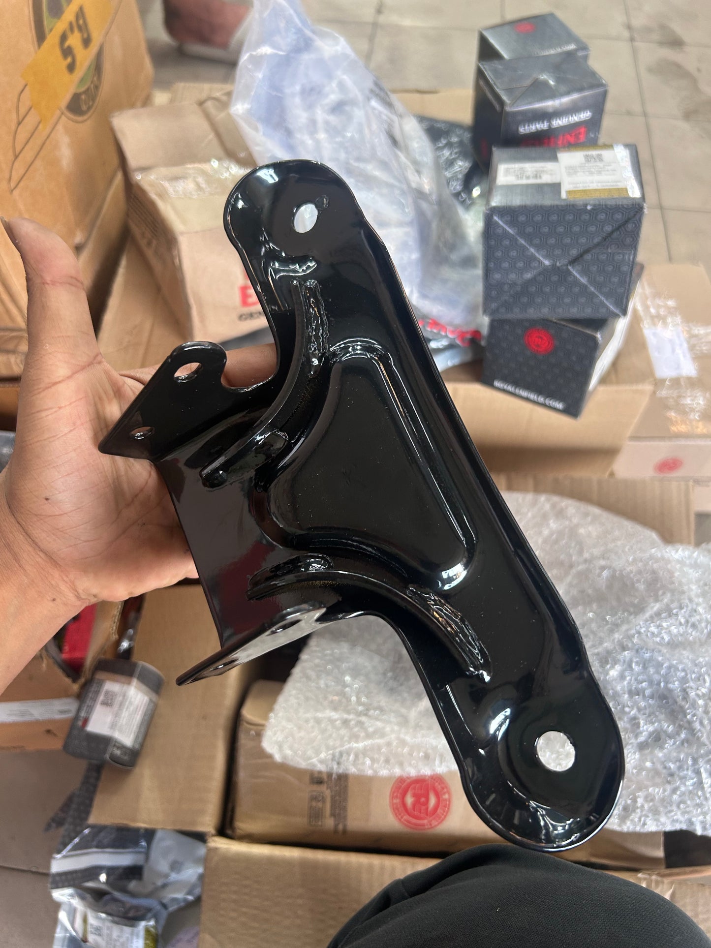 Royal Enfield 1100195/E – Seat Mounting Bracket (Black) for Classic 350 J SERIES BS6