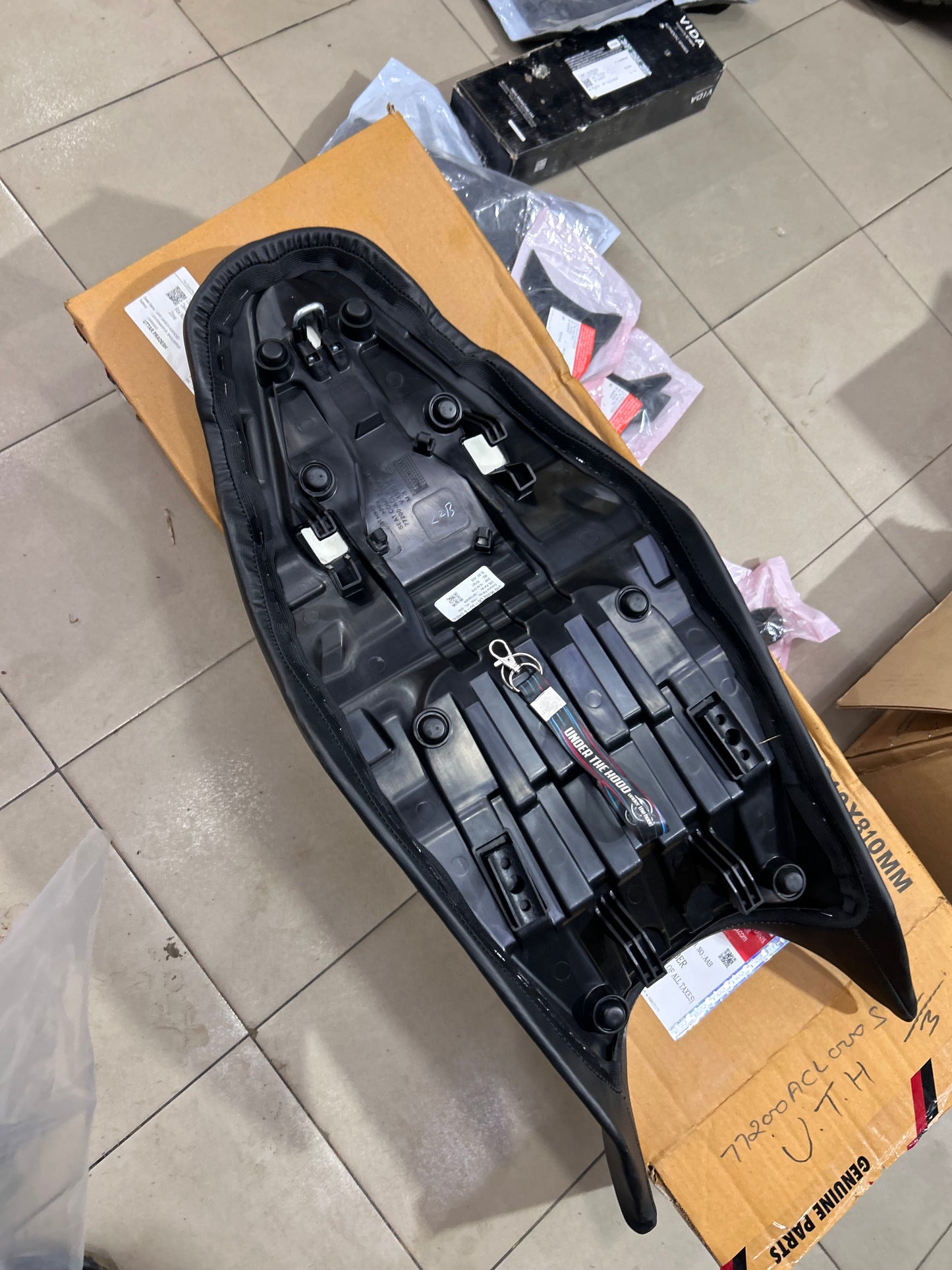 Hero Xtreme 125R One-Piece Double Seat Assembly | 77200ACL000S