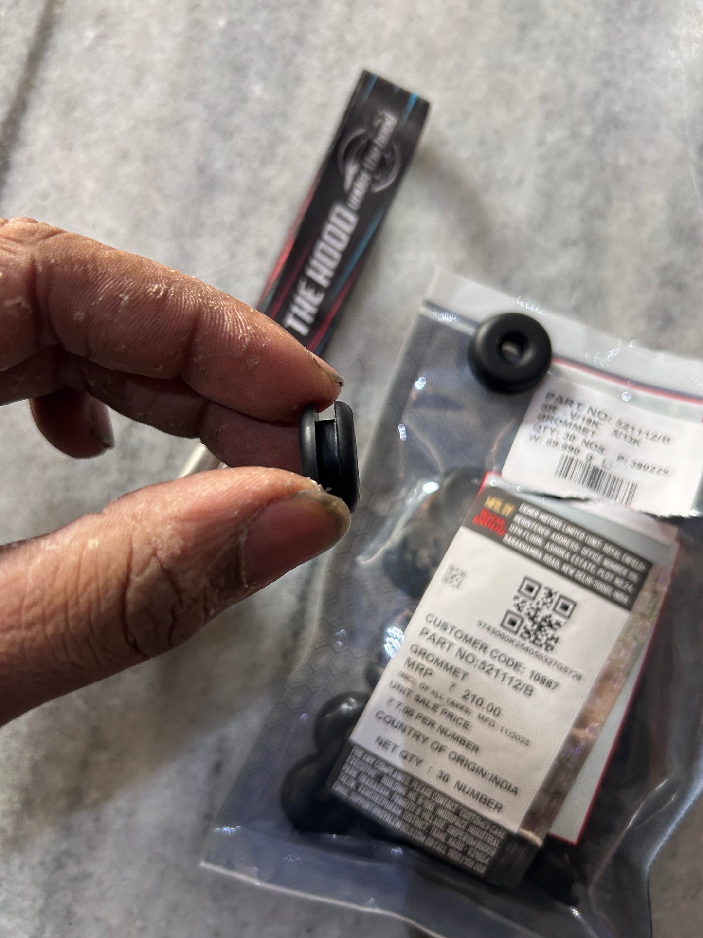 Royal Enfield 521112/B Side Panel & Magneto Cable Grommet – Interceptor 650, Continental GT 650, Thunderbird 350/500, Classic 500 & TBTS Models – Genuine OEM Rubber