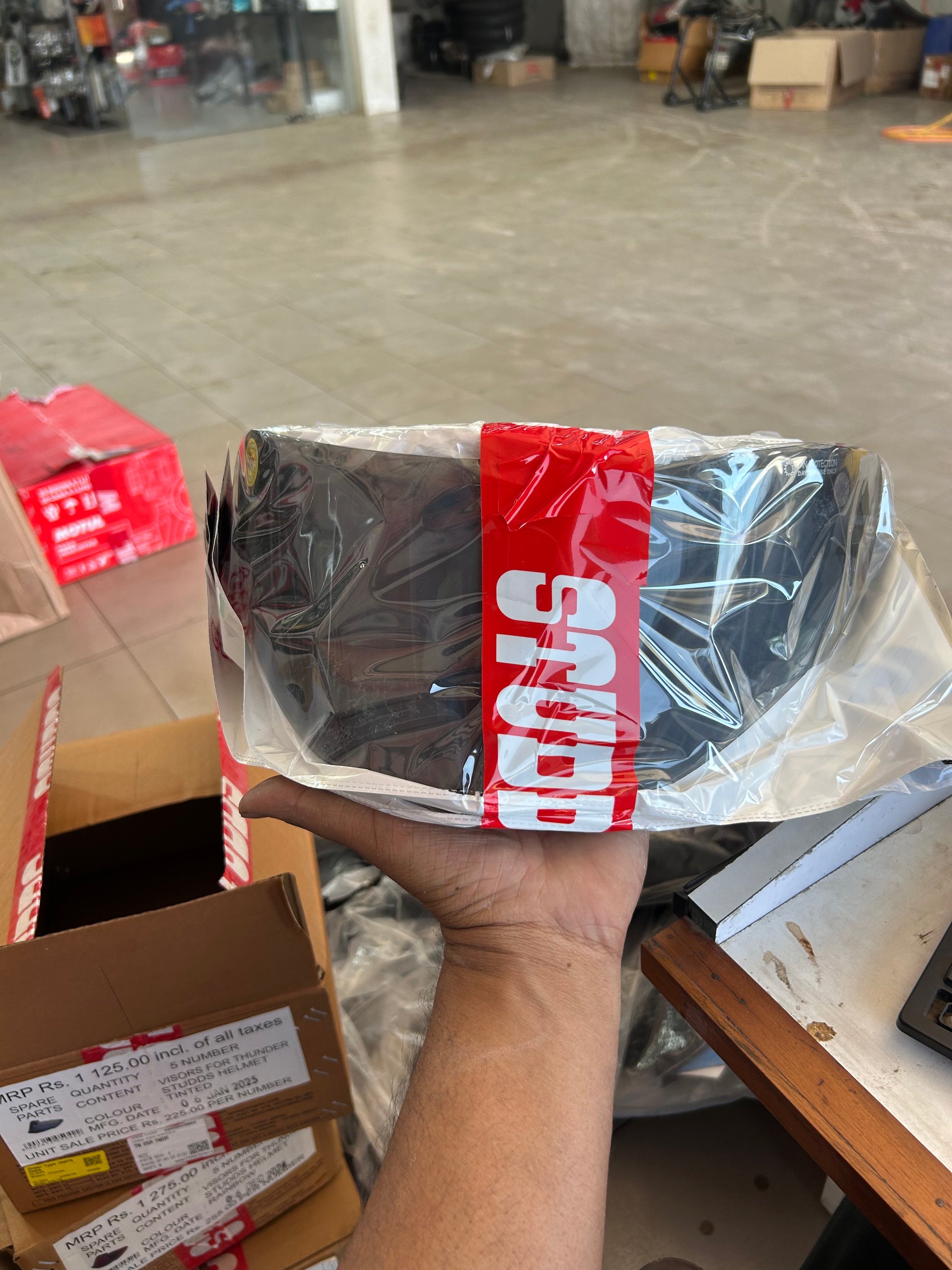 Studds Thunder Original Tinted Visor – Black Smoke Shield for Studds  Thunder Full Face Helmet