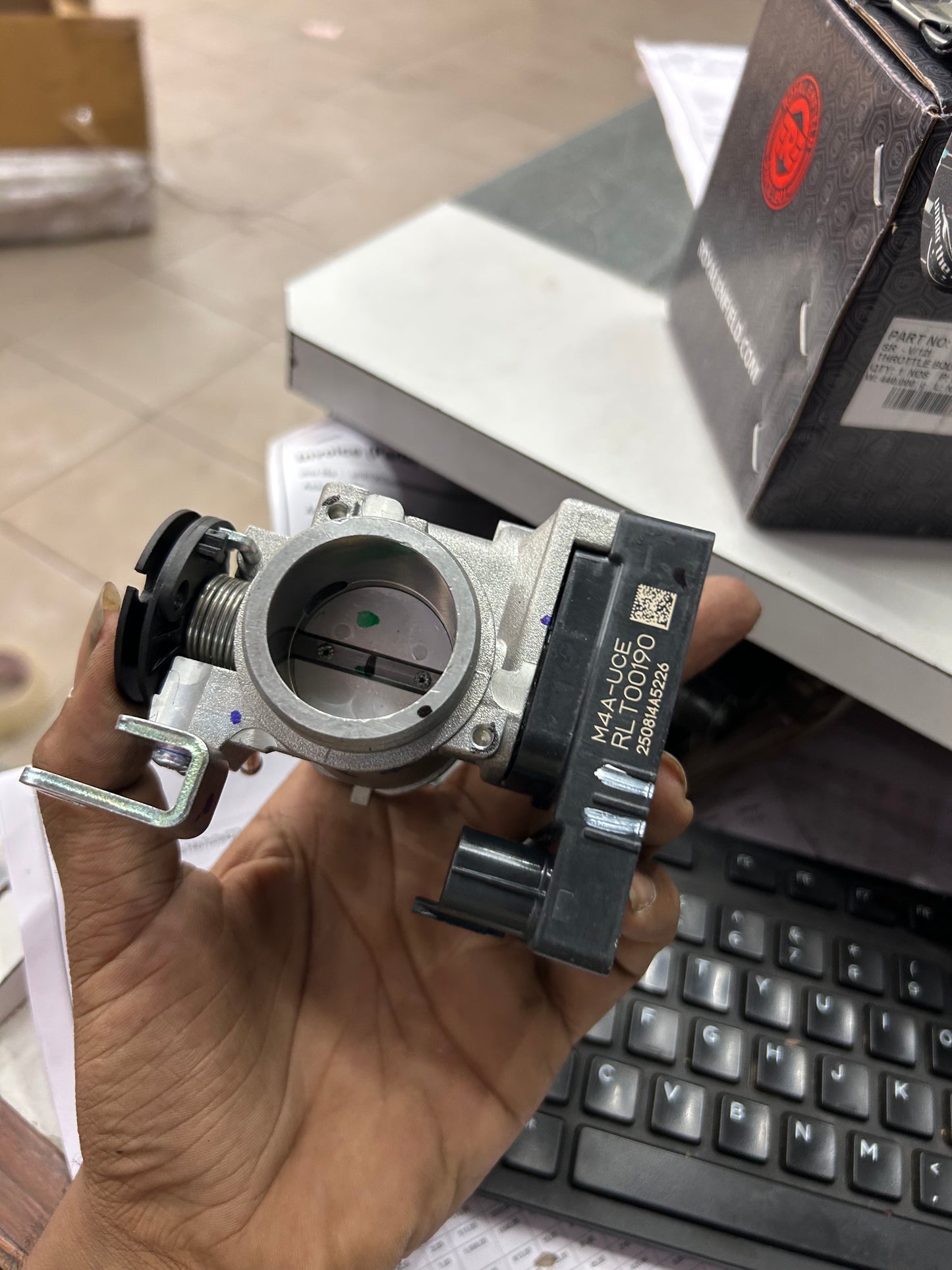 Royal Enfield RLT00190/B – Throttle Body & ECU Assembly for Classic 350 ABS BS6 (Alt: RLU00014/C) (Genuine OEM)