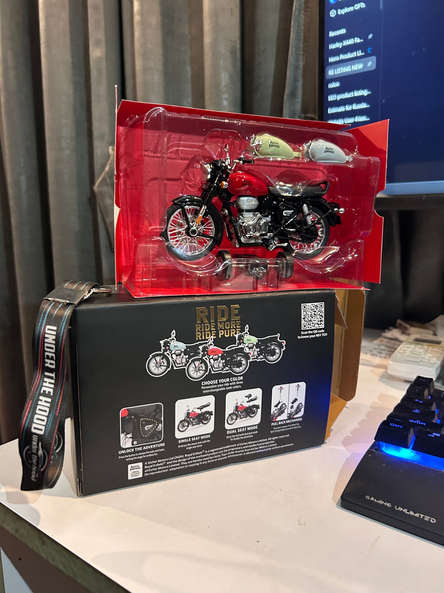 Royal Enfield Classic 350 1:15 Scale Model Bike Toy – Pull Back, Interchangeable Tanks, Single & Dual Seat Modes