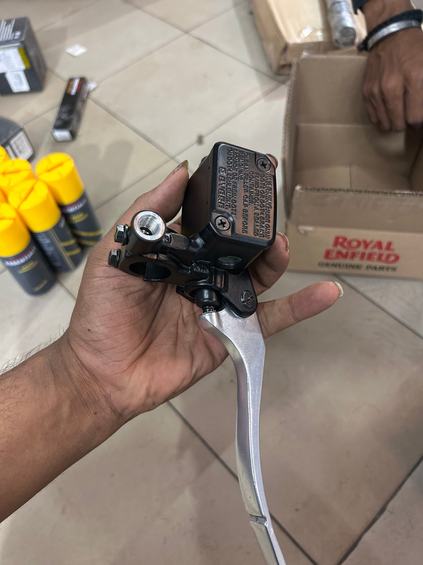 Royal Enfield 585027/A Master Cylinder Assembly – Front Brake Lever & Master Cylinder OEM for Himalayan, Continental GT & Interceptor