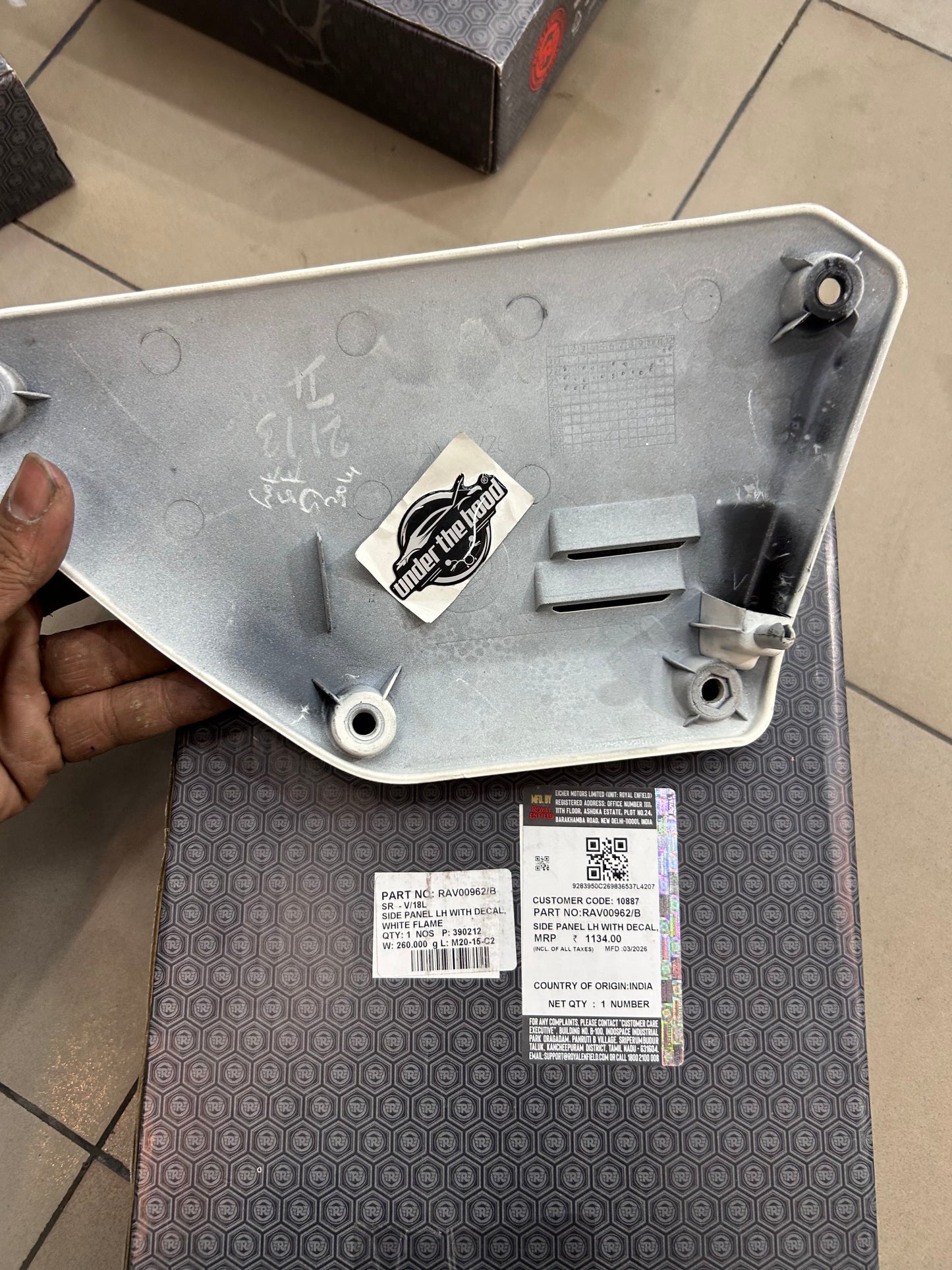 Royal Enfield RAV00962/B - Side Panel LH with Decal - White Flame for Scram 411 White Flame - OEM