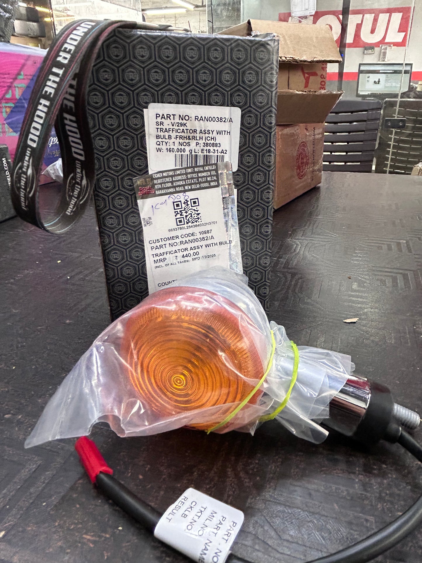 Royal Enfield RAN00382/A – Chrome Trafficator Assembly with Bulb (FRH & RLH) | OEM for Meteor 350 (Supernova Beige) & Classic Reborn