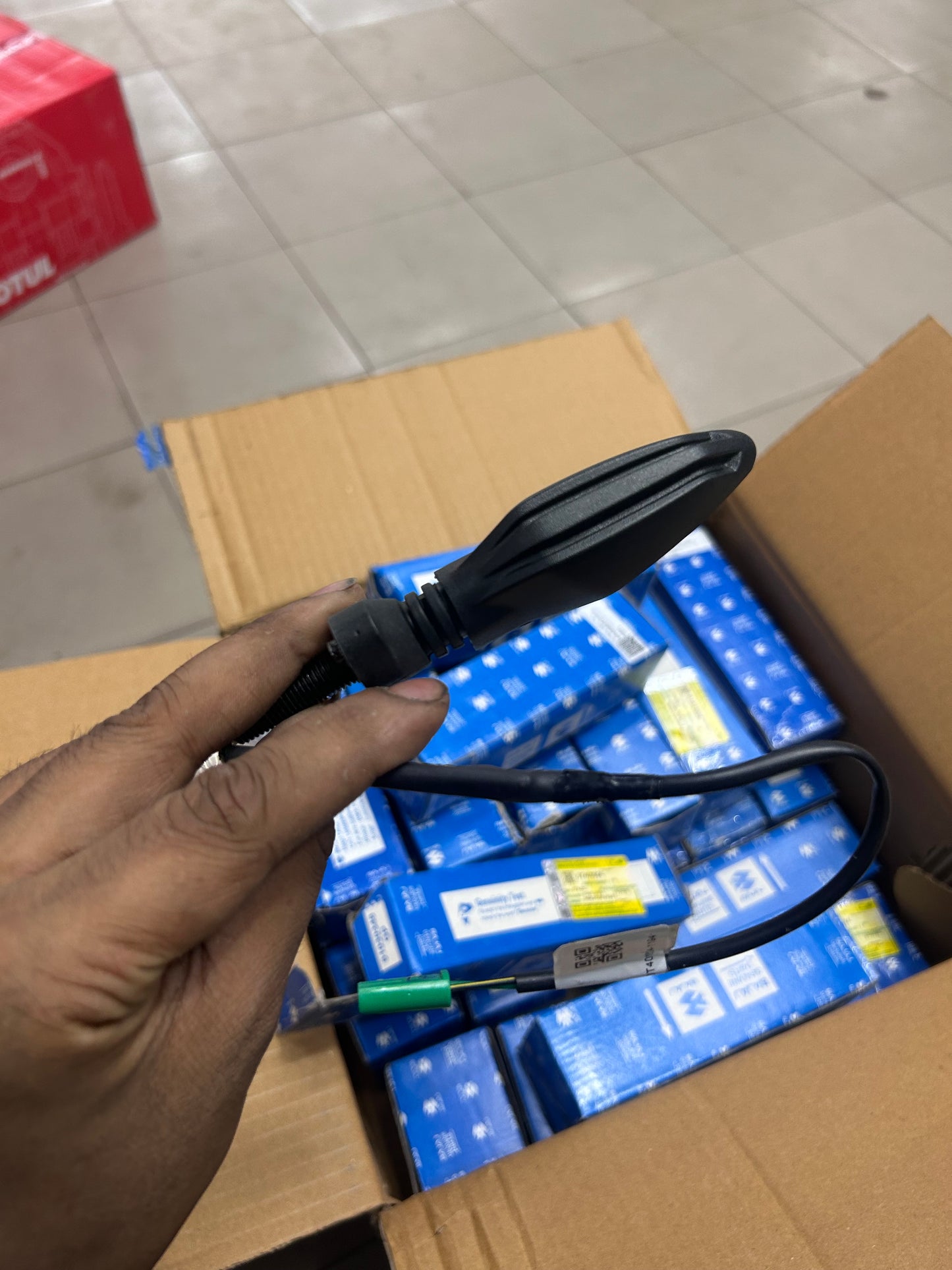 Bajaj DT401004 Rear Left Indicator Assembly – Genuine OEM for Pulsar RS200 (2014–2017, BS4/BS6)