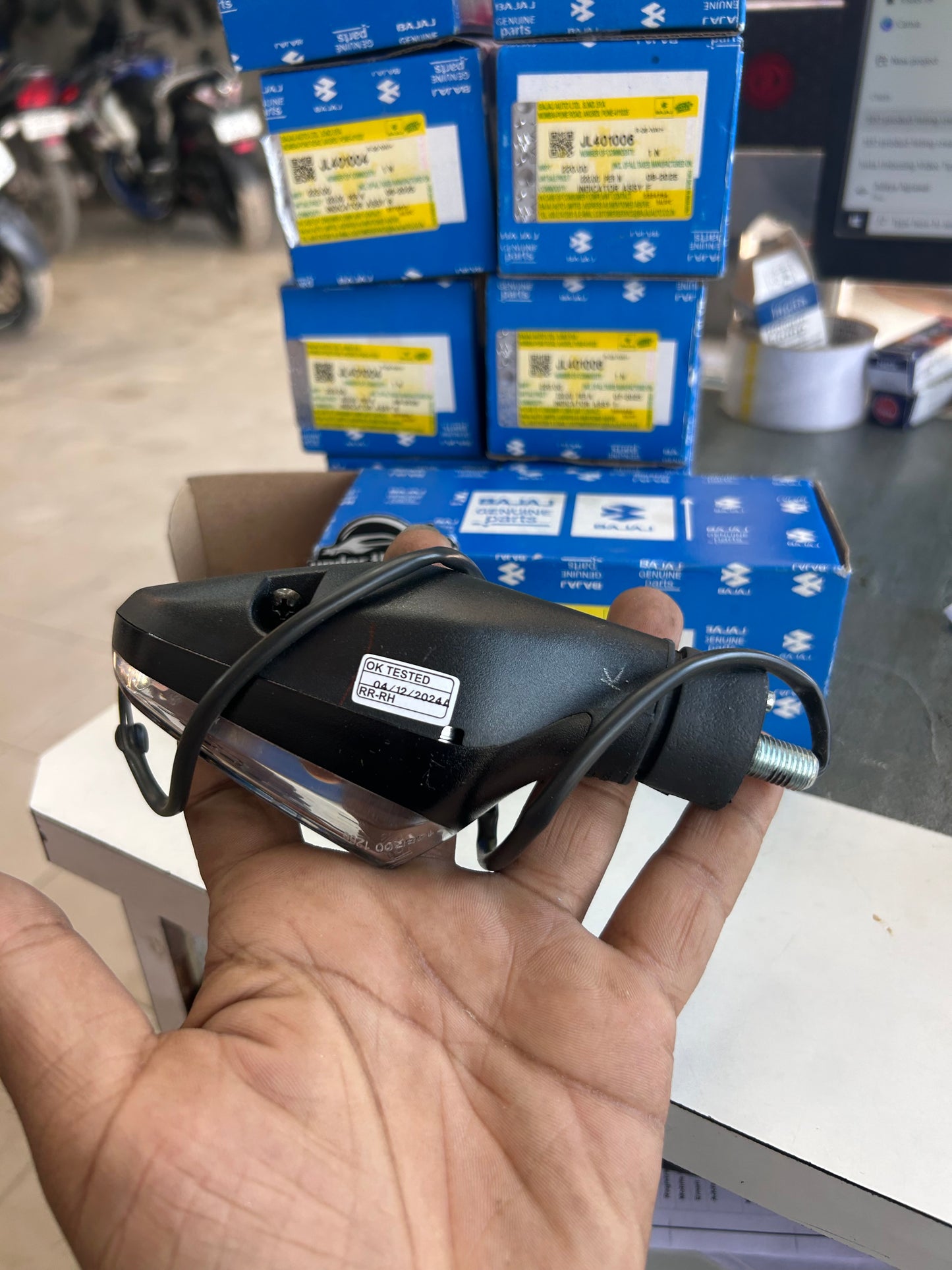 Bajaj Pulsar N160 Rear Right Indicator (RH) – JR401012 | Genuine OEM Turn Signal (2022–2023)