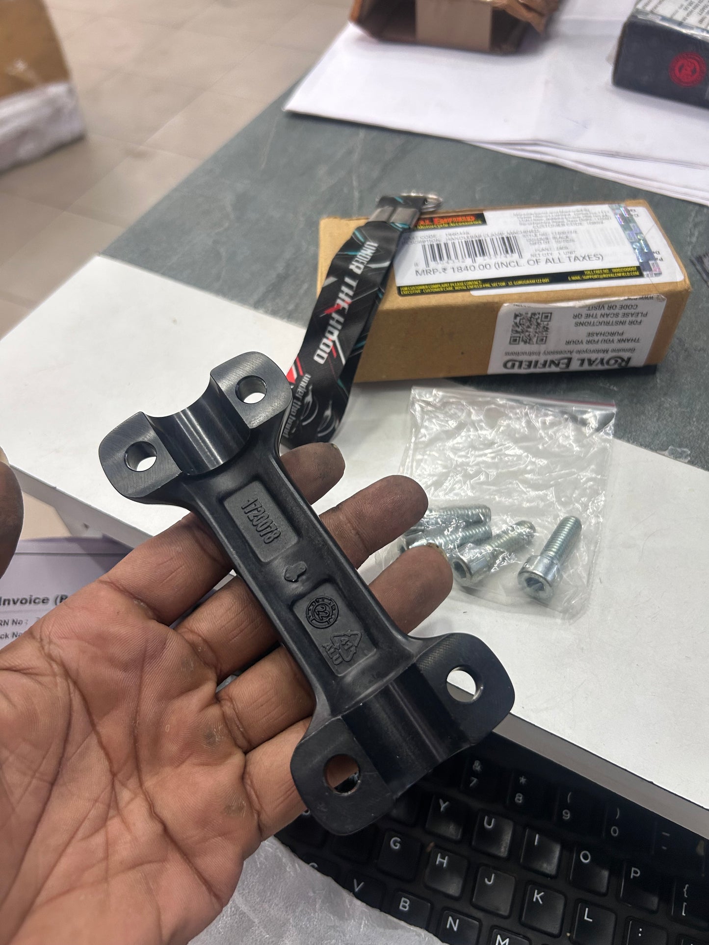 Royal Enfield Black Handlebar Clamp / Upper Riser Kit 1990446 — OEM for Interceptor 650