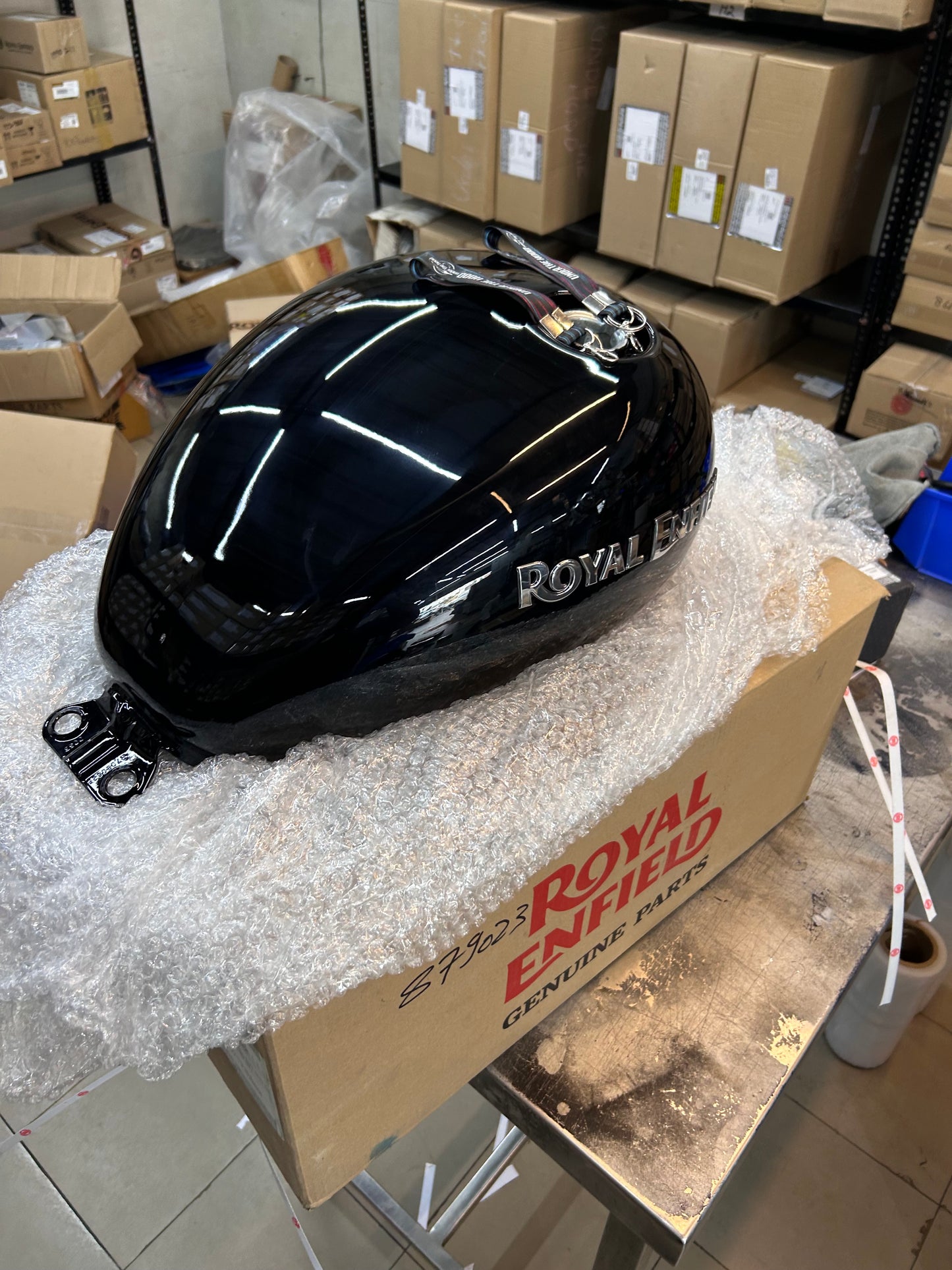Royal Enfield 879023 - FUEL TANK W/STICKER-FLICKER -TB BVI BS4 (Painted Petrol Tank Assembly)
