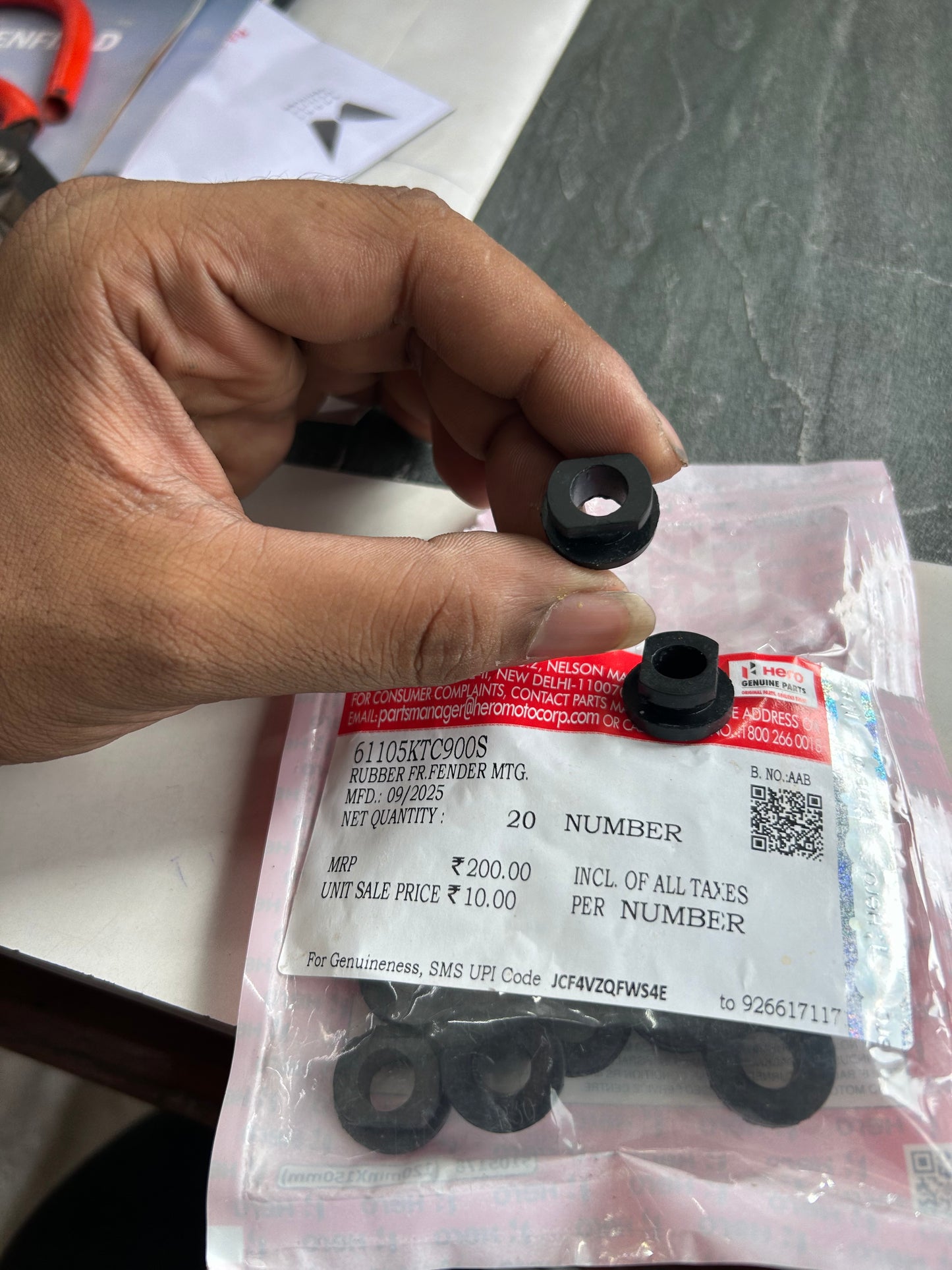 Hero Front Fender Mounting Rubber / Bushing – 61105KTC900S (OEM Mount for Splendor / Super Splendor)