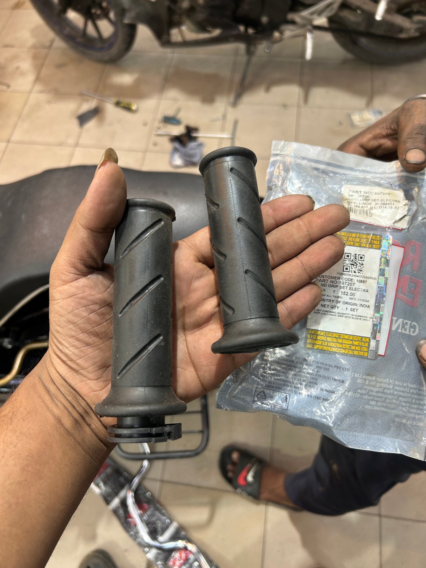 Royal Enfield 597207 – Hand Grip Set for Electra (Closed-End, Retro Style)