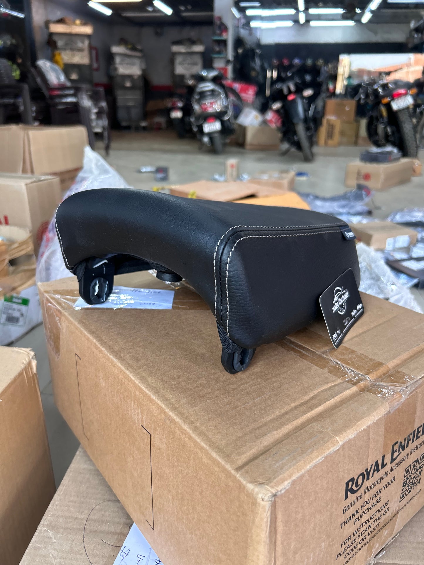 Black Touring Passenger Seat for Meteor 350 – Genuine Royal Enfield KXA00067