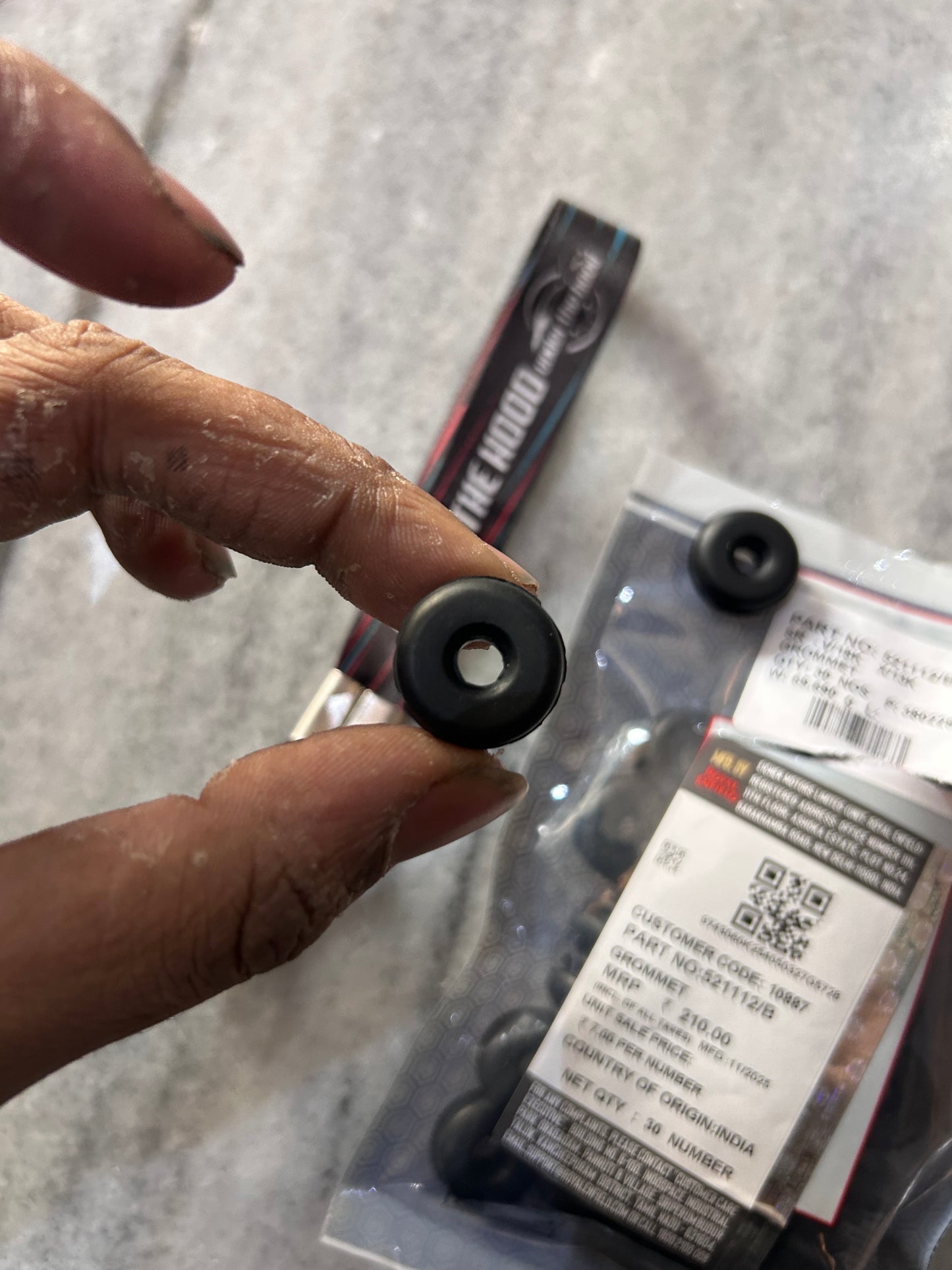 Royal Enfield 521112/B Side Panel & Magneto Cable Grommet – Interceptor 650, Continental GT 650, Thunderbird 350/500, Classic 500 & TBTS Models – Genuine OEM Rubber