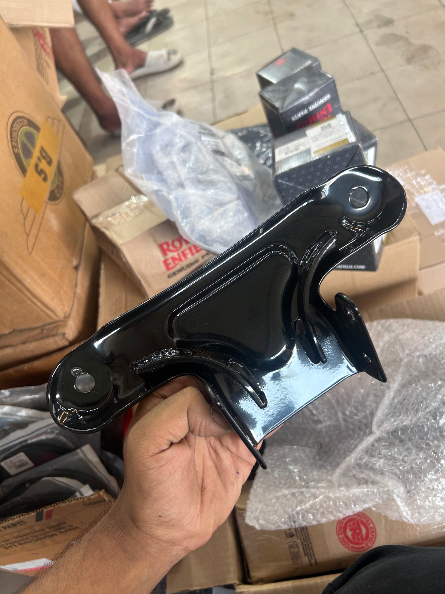 Royal Enfield 1100195/E – Seat Mounting Bracket (Black) for Classic 350 J SERIES BS6