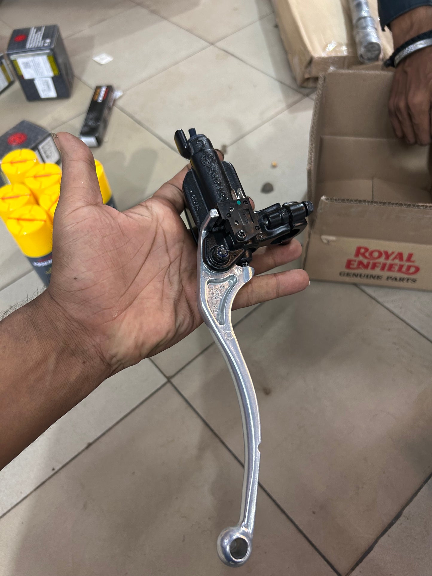 Royal Enfield 585027/A Master Cylinder Assembly – Front Brake Lever & Master Cylinder OEM for Himalayan, Continental GT & Interceptor