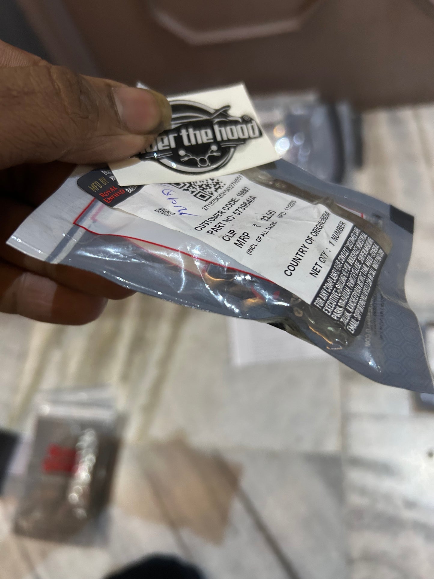 573964/A – Clip, Breather / Small Service Clip for Classic 350 & Classic 500 UCE, Bullet 350/500 UCE, Electra 350 UCE (ES), Thunderbird 350/500 (UCE), Continental GT 535, Himalayan 411 (SAP/PAI hoses) – Genuine Royal Enfield