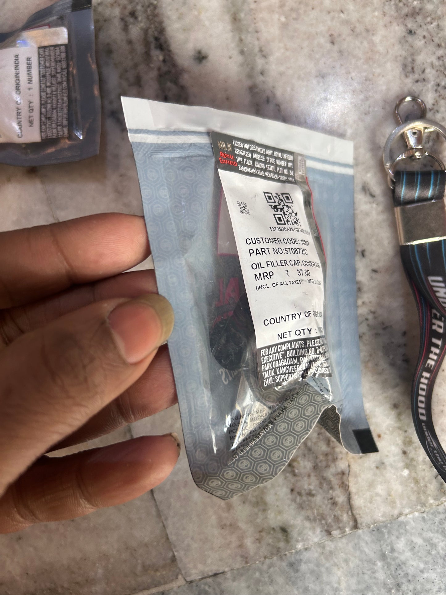 570872 – Oil Filler Cap, Cover RH (Right-Side Engine Oil Filler Cover) for Bullet 350 UCE (KS/ES), Bullet 500 UCE, Electra 350 UCE (ES), Thunderbird Twinspark (TBTS) – Genuine Royal Enfield