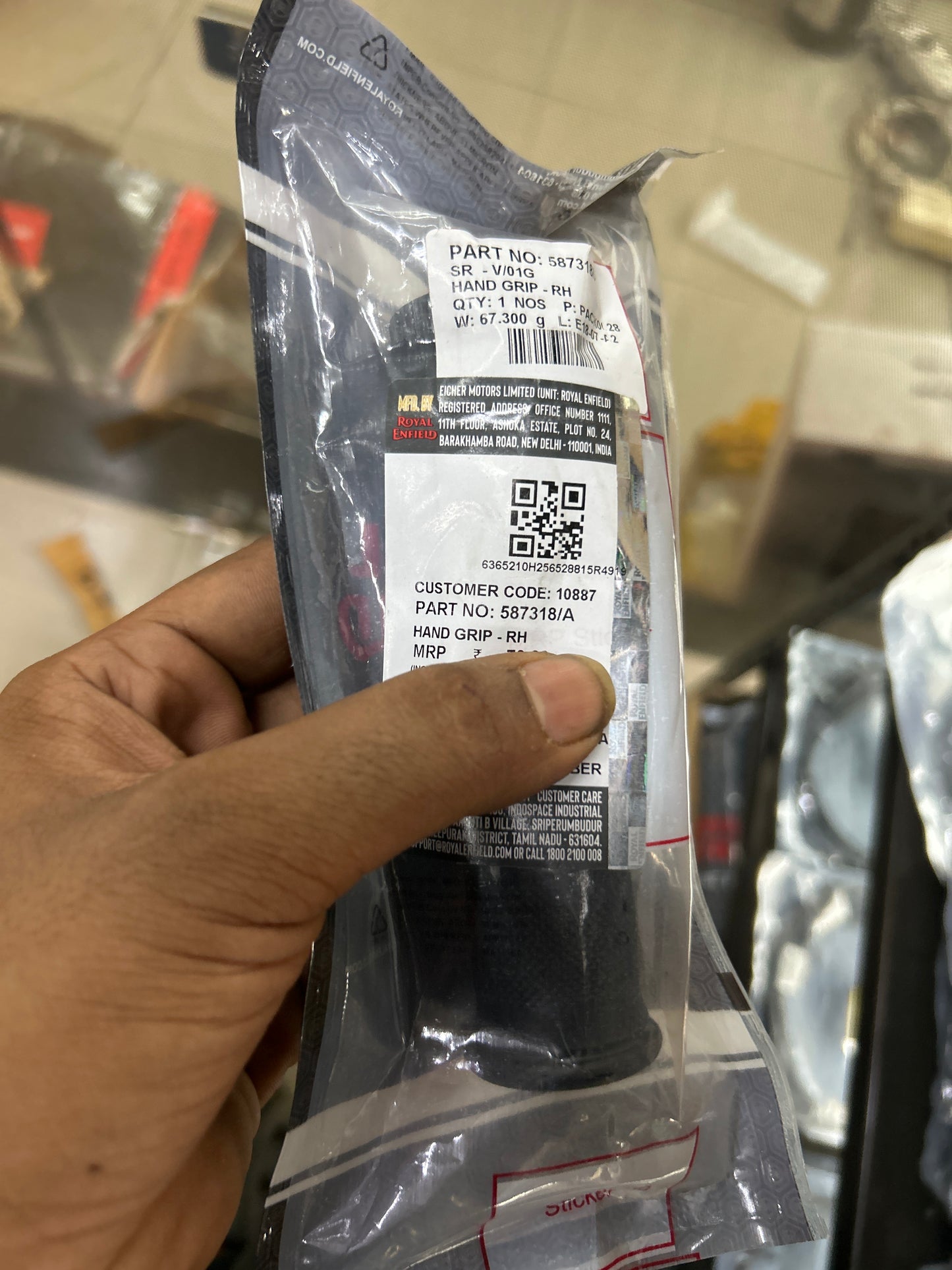 Royal Enfield 587318/A Hand Grip – RH (Throttle Side) OEM Grip for Himalayan & Scram 411