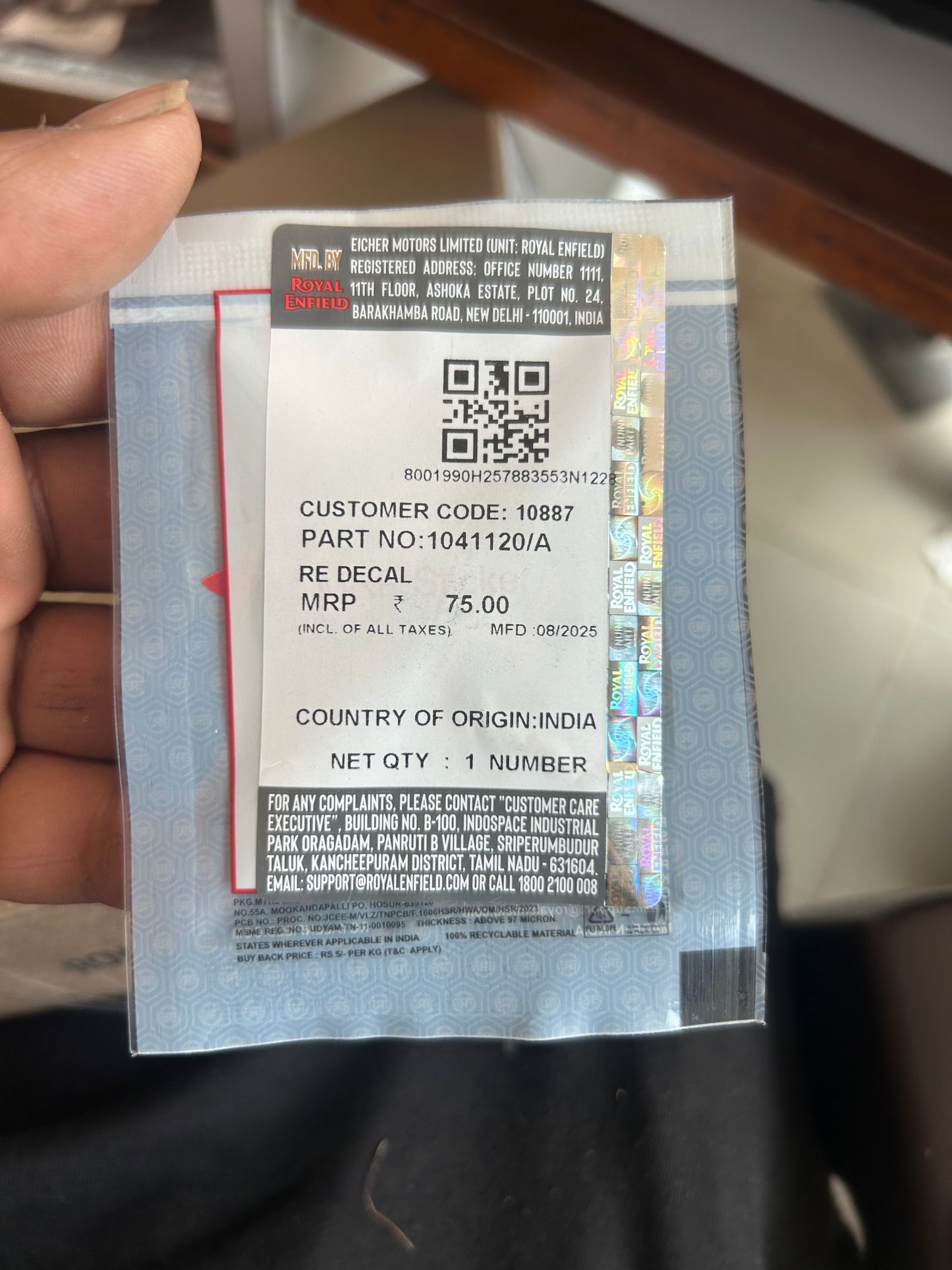 Royal Enfield 1041120/A – Tank Decal Badge (Green-Gold, “Made Like a Gun”) – Classic 350 BS4