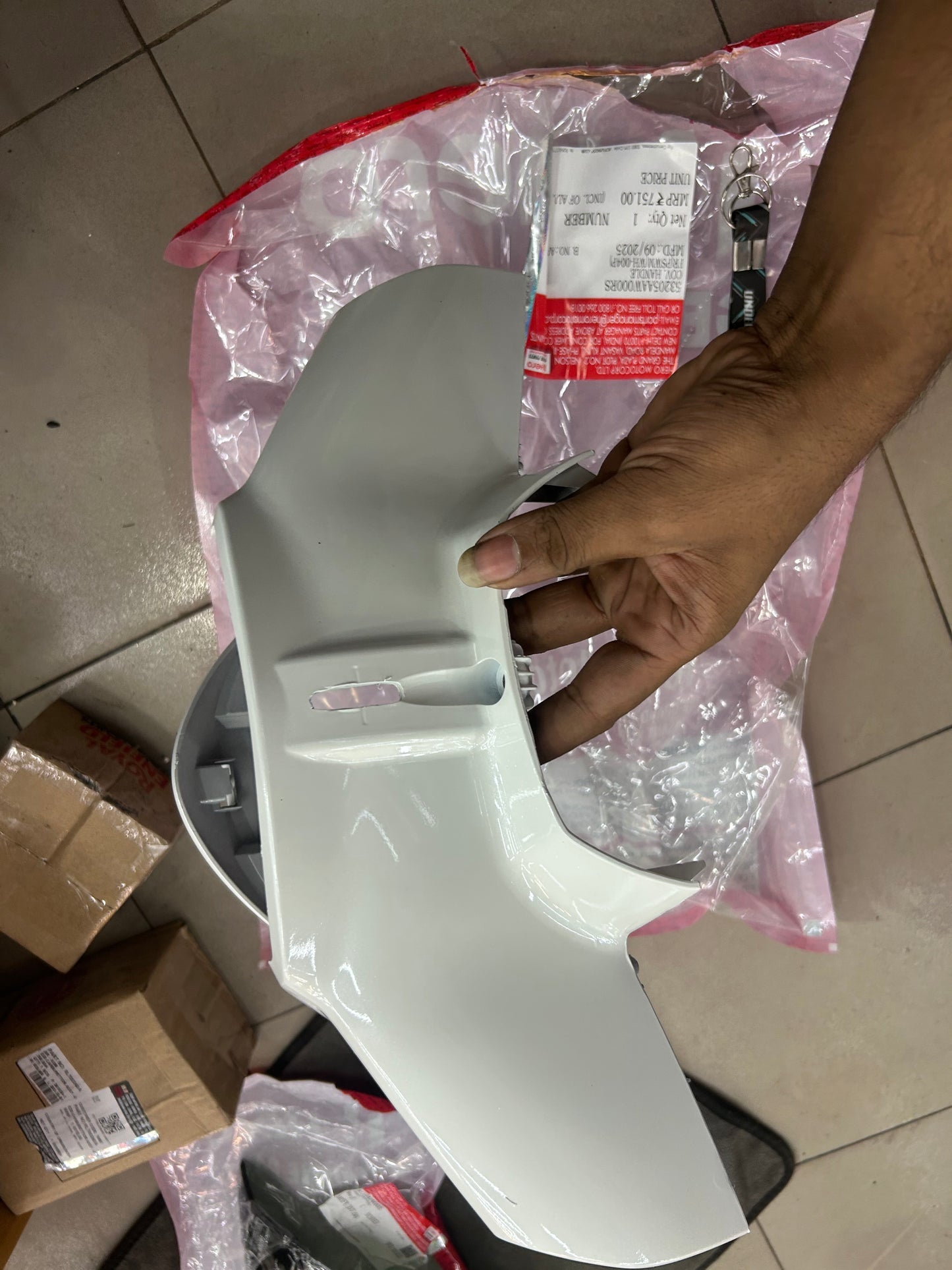 Hero Maestro Edge Cover Handle Front / Front Handle Visor (White – PSWM WH004P) – 53205AAW000RS – Genuine OEM