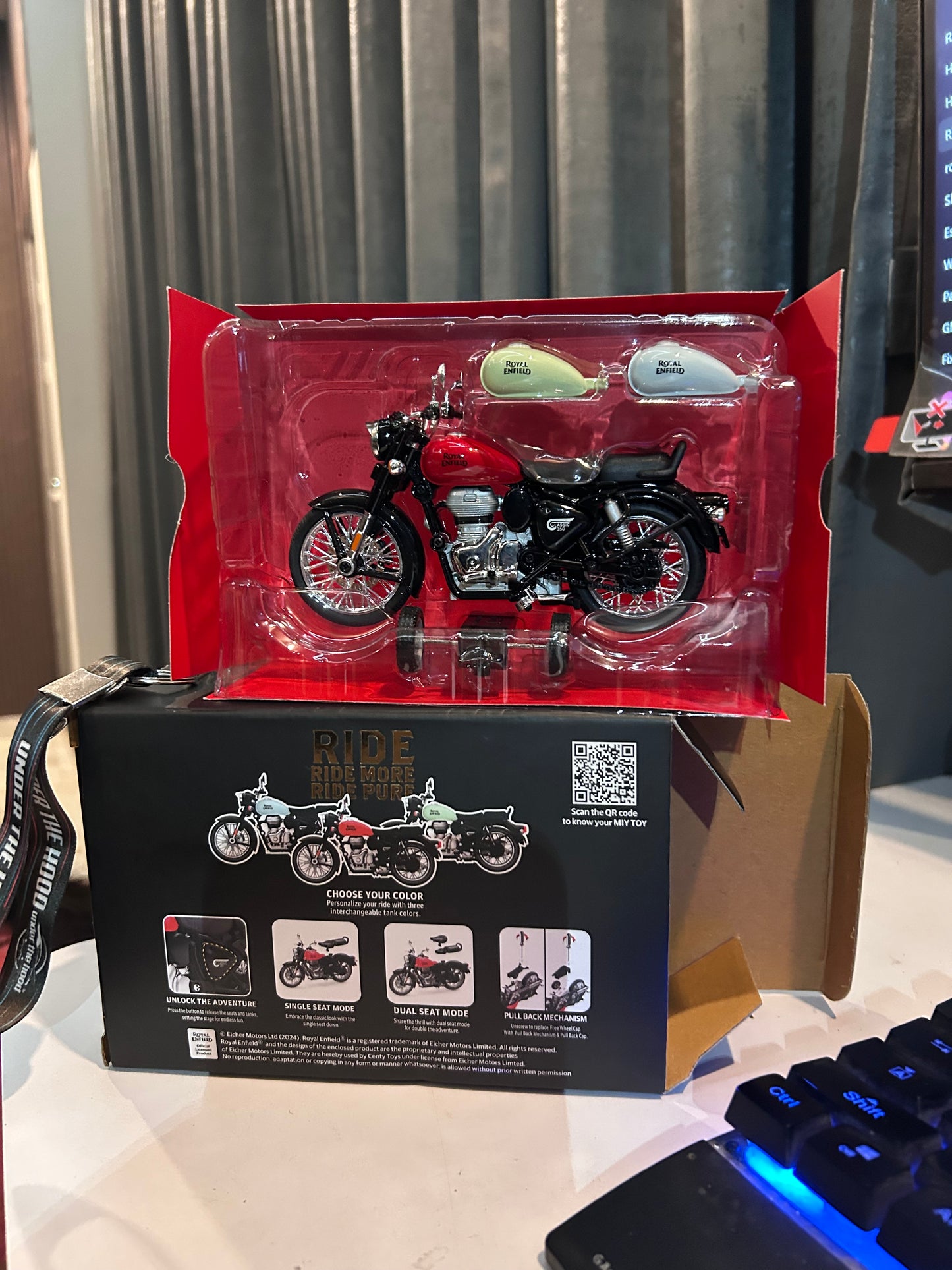 Royal Enfield Classic 350 1:15 Scale Model Bike Toy – Pull Back, Interchangeable Tanks, Single & Dual Seat Modes