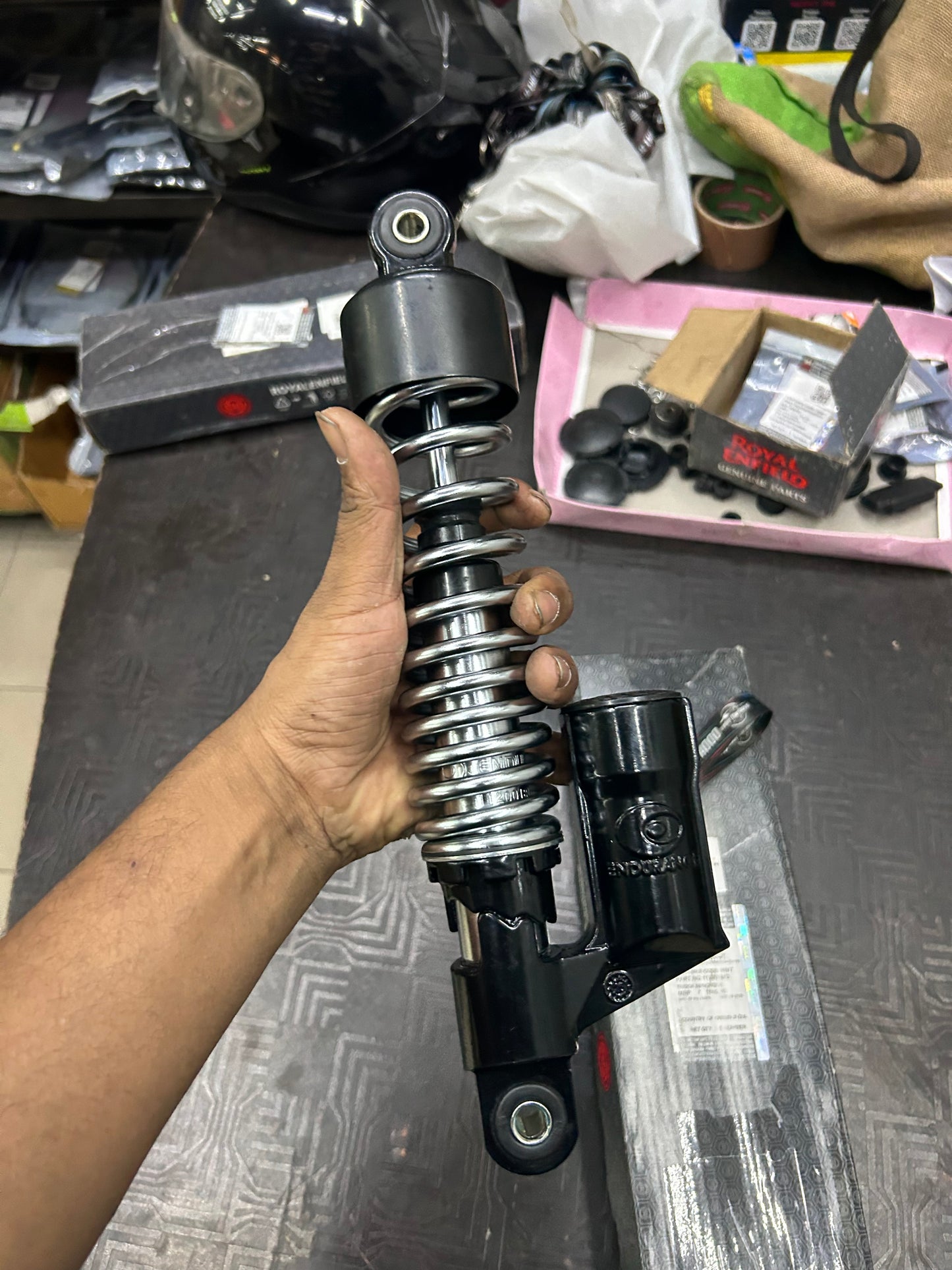 Royal Enfield 1120018/B Rear Shock Absorber – Classic 350 ABS & Classic 500 Disc / Stealth Black (Euro IV / BS4) – Genuine OEM