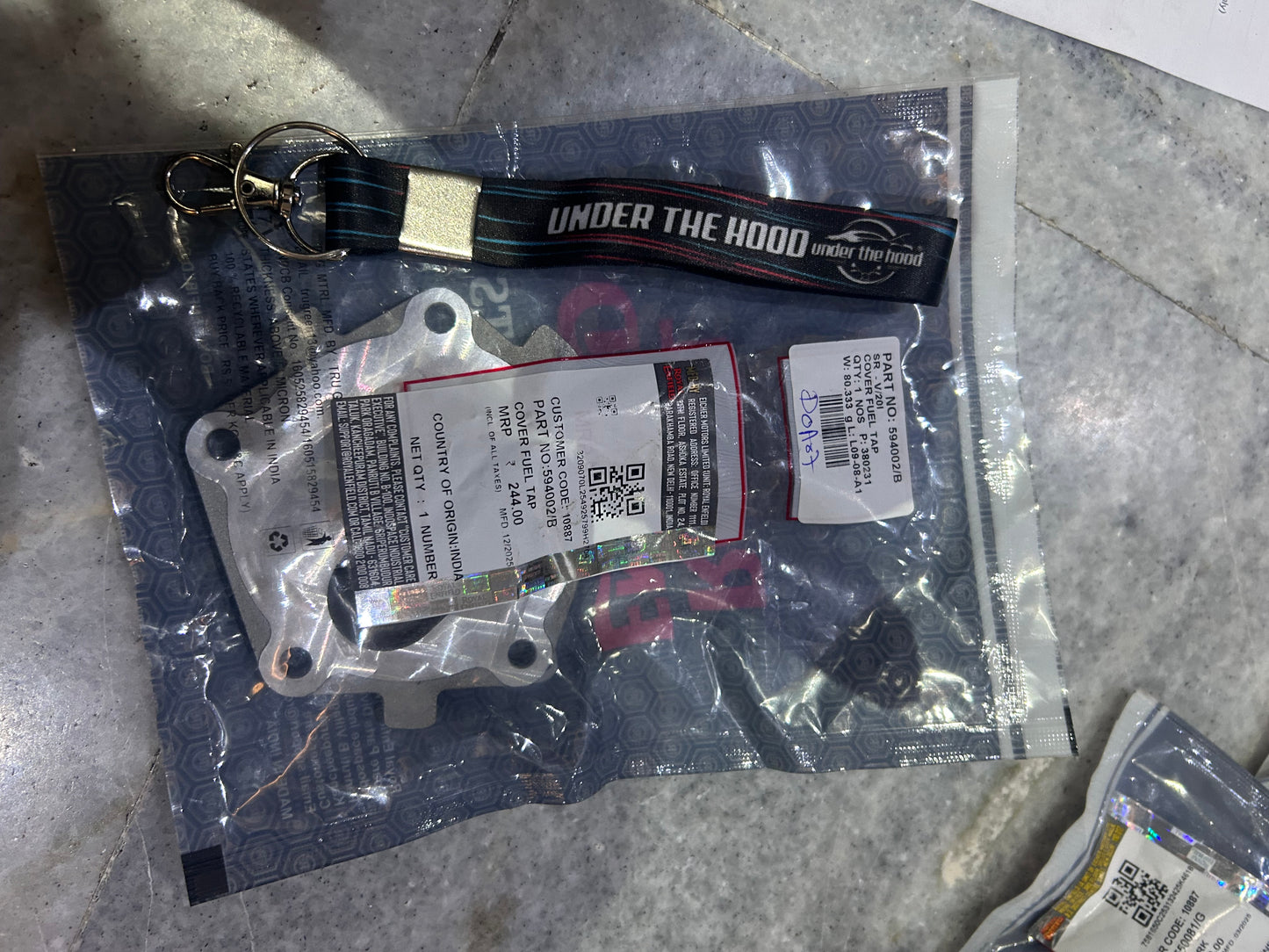 594002/B – VT31 Cover, Fuel Tap (Fuel Cock Protective Cap) for Thunderbird 350 / Thunderbird 500 / Thunderbird 350X / Rumbler 500 / Classic 350 UCE / Classic 500 UCE / Continental GT 535 – Genuine Royal Enfield