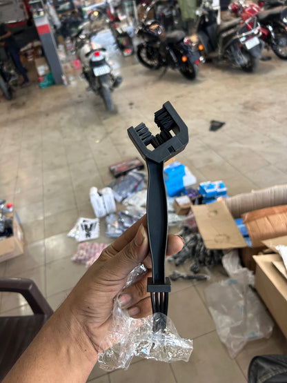 Motorcycle Chain Cleaning Brush – High-Quality Multi-Surface Tool for Royal Enfield & All Bikes