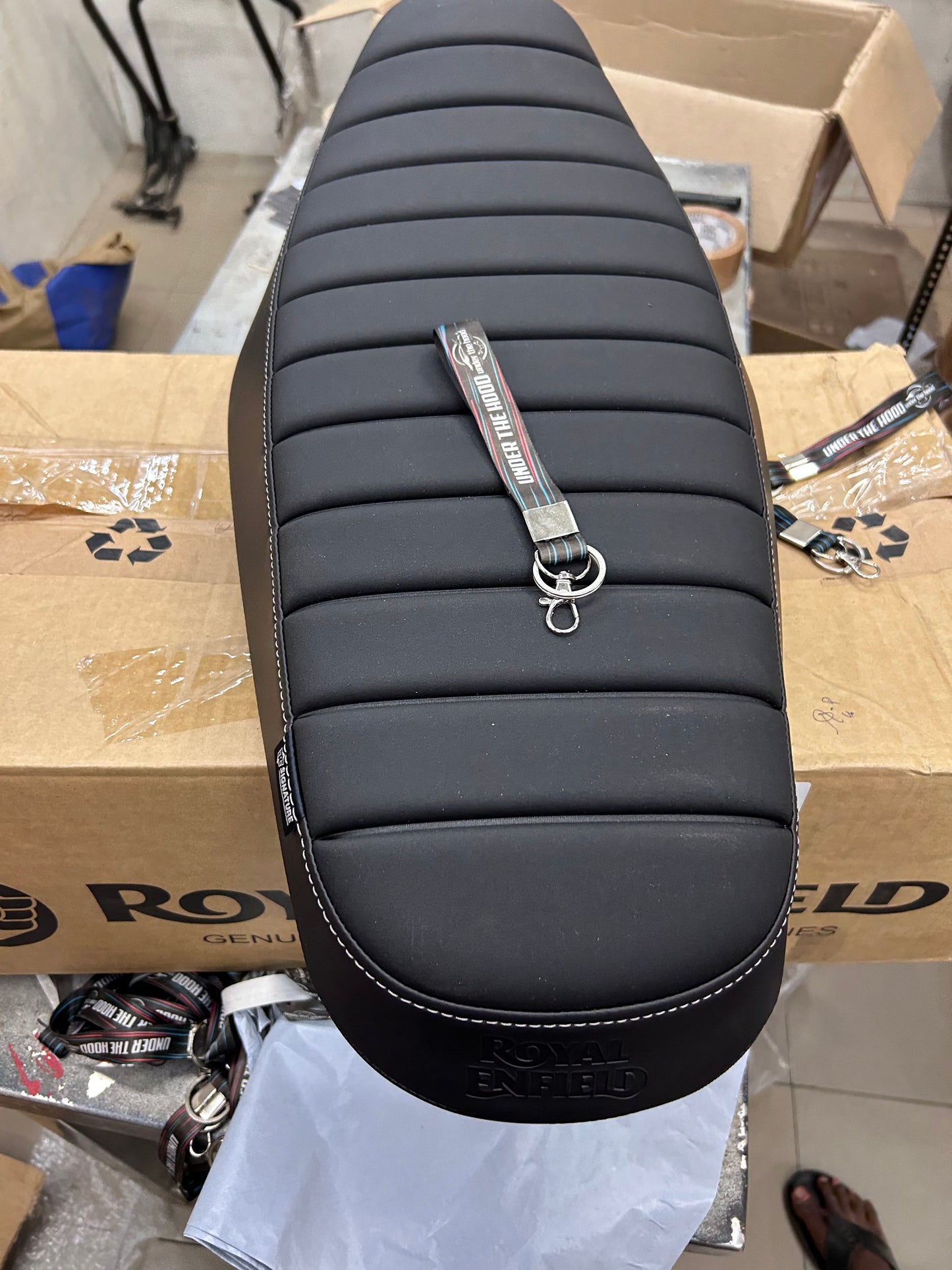 Royal Enfield Black Signature Bench Seat KXA00139 — OEM Retro-Style Seat for Hunter 350