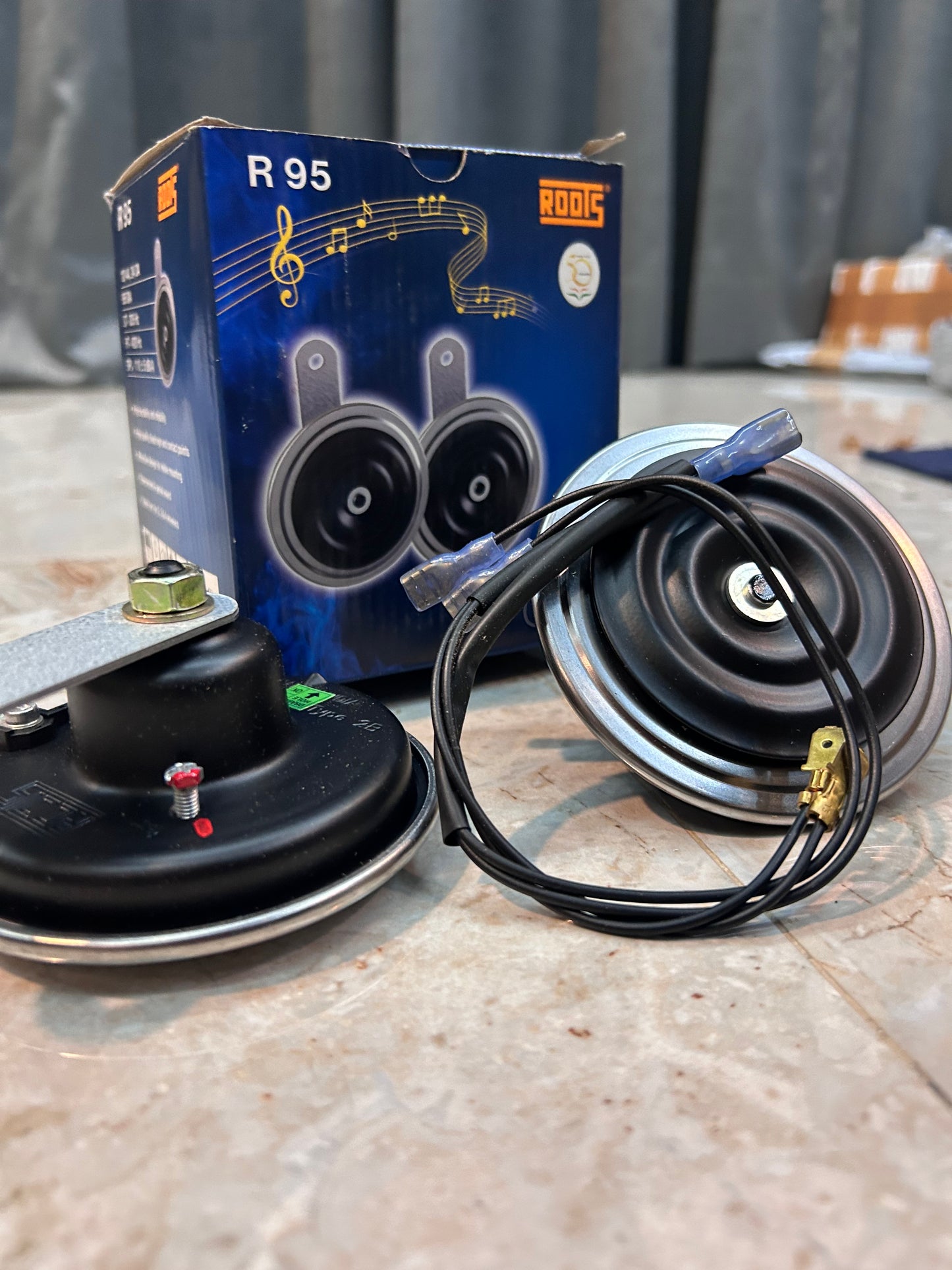 Roots R95 Twin Horn Set – 12V (90/95mm) Universal Fit for Cars & Motorcycles (OEM Quality, High-Performance Sound)
