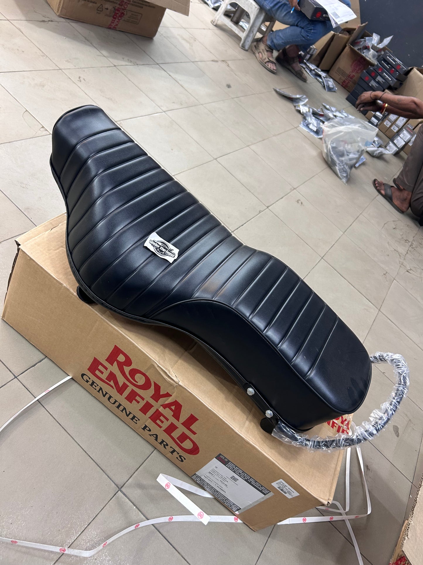 Royal Enfield 583944/B – Complete Seat Assembly for Bullet Standard 350 UCE & Electra 350 UCE – Genuine OE Dual Seat