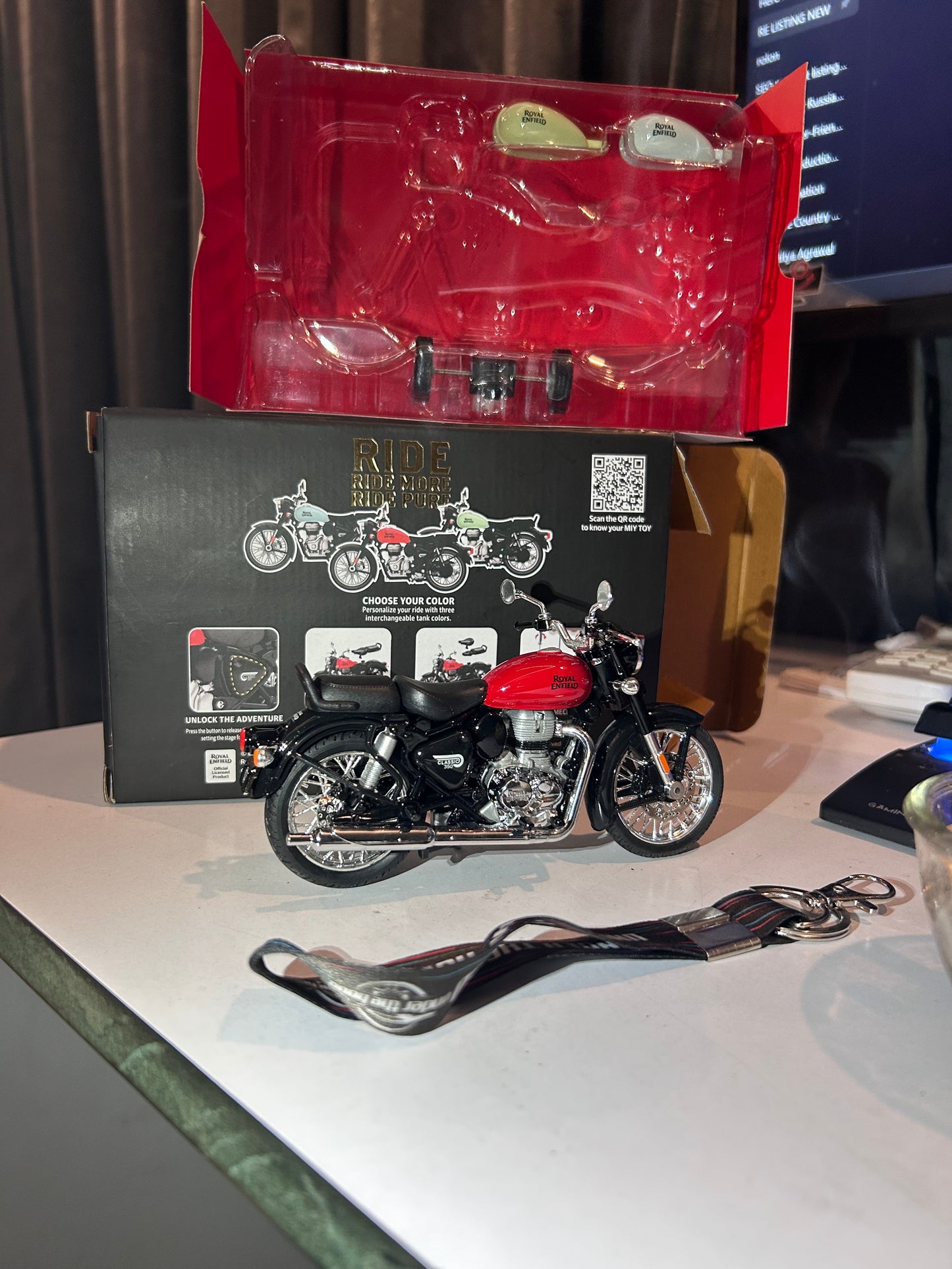Royal Enfield Classic 350 1:15 Scale Model Bike Toy – Pull Back, Interchangeable Tanks, Single & Dual Seat Modes