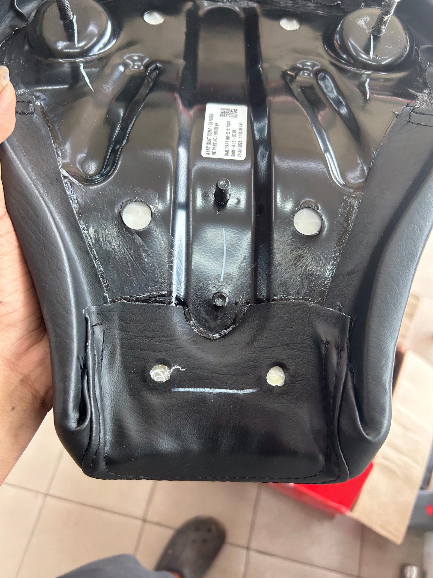 Royal Enfield 591066/F Split Seat Assembly – Rider – Genuine OEM Solo Rider Seat for Classic 350/500 UCE