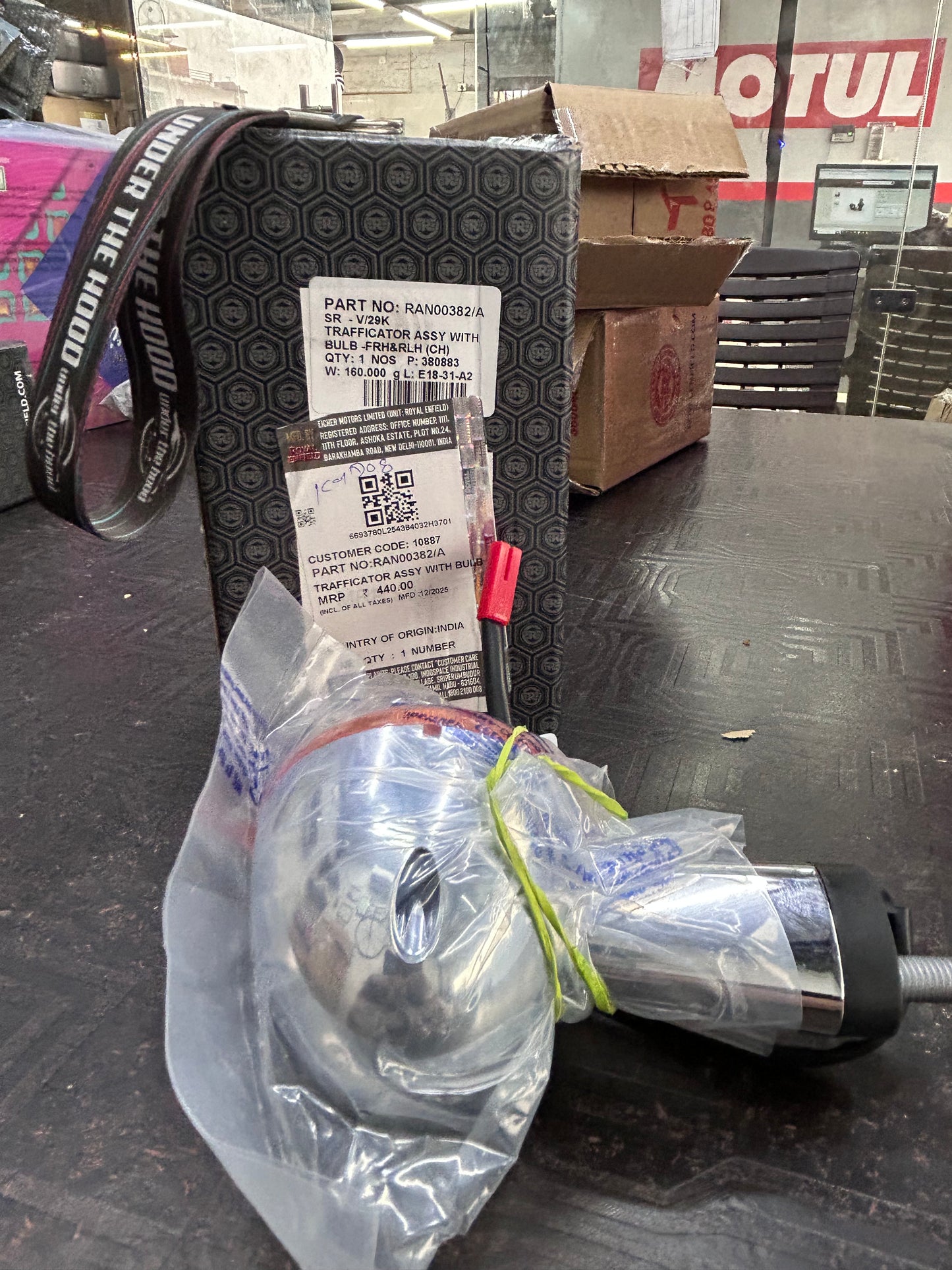 Royal Enfield RAN00382/A – Chrome Trafficator Assembly with Bulb (FRH & RLH) | OEM for Meteor 350 (Supernova Beige) & Classic Reborn