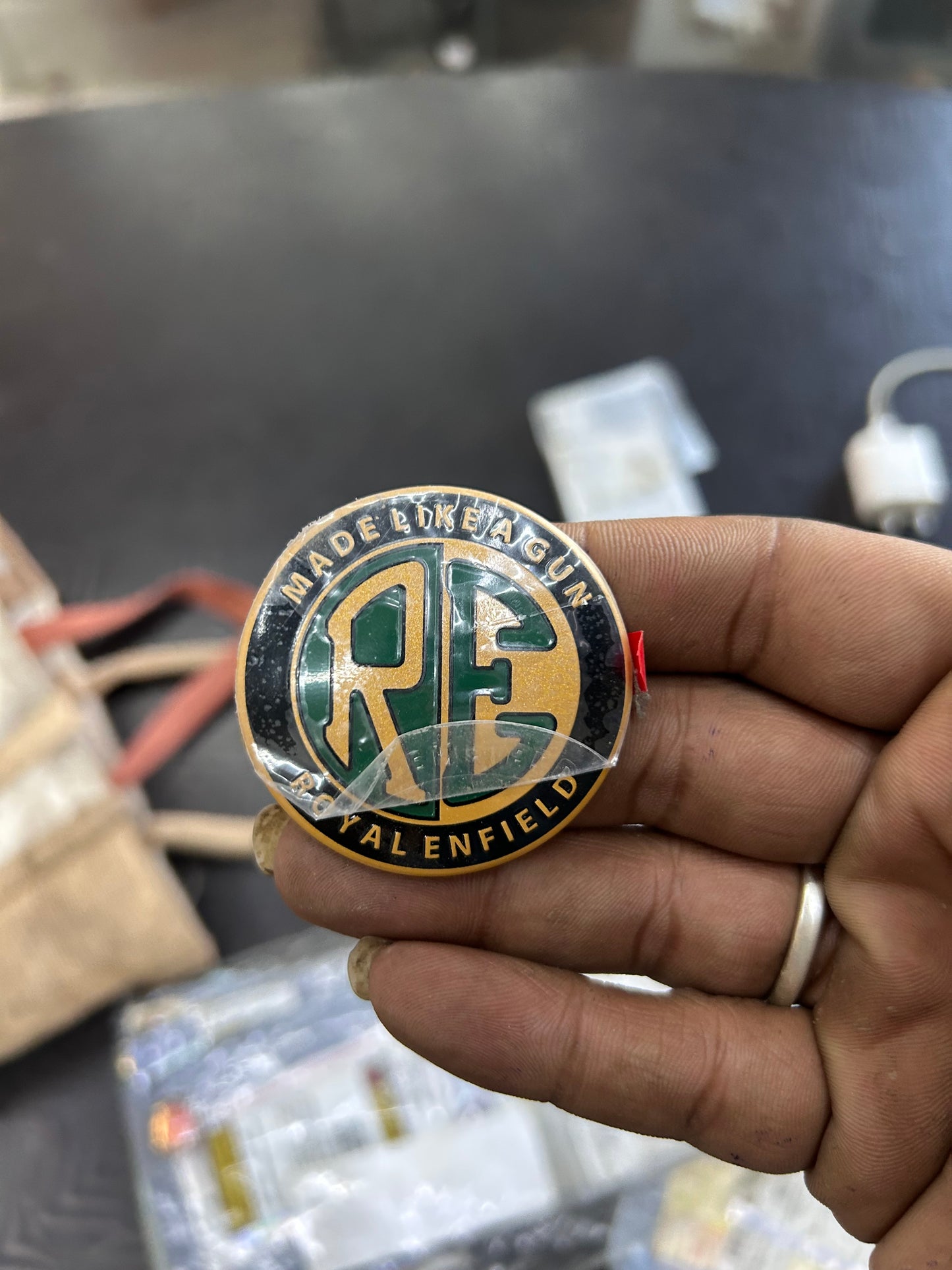 Royal Enfield 1041120/A – Tank Decal Badge (Green-Gold, “Made Like a Gun”) – Classic 350 BS4