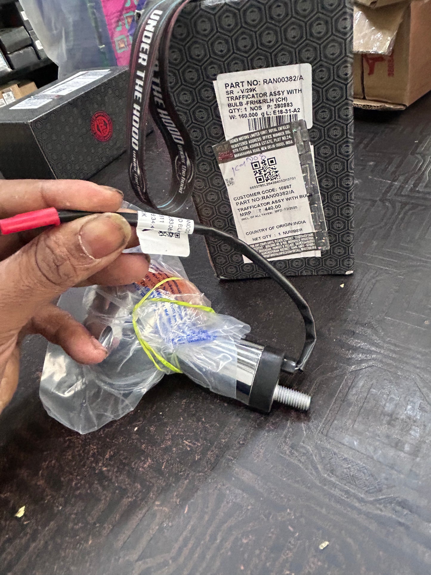 Royal Enfield RAN00382/A – Chrome Trafficator Assembly with Bulb (FRH & RLH) | OEM for Meteor 350 (Supernova Beige) & Classic Reborn