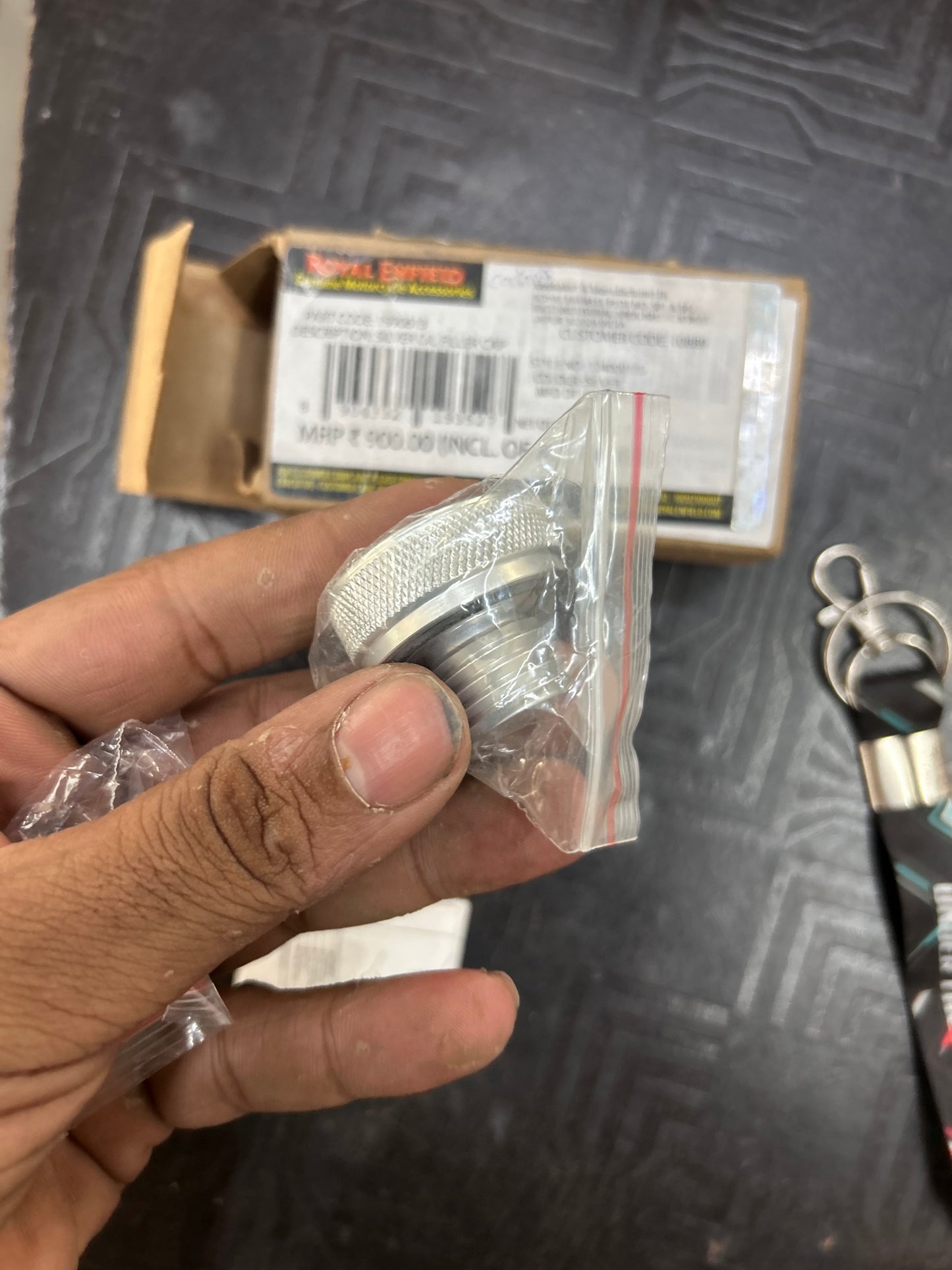 Royal Enfield 1990613 Silver Oil Filler Cap — OEM Machined Cap for Classic / Bullet / Electra UCE