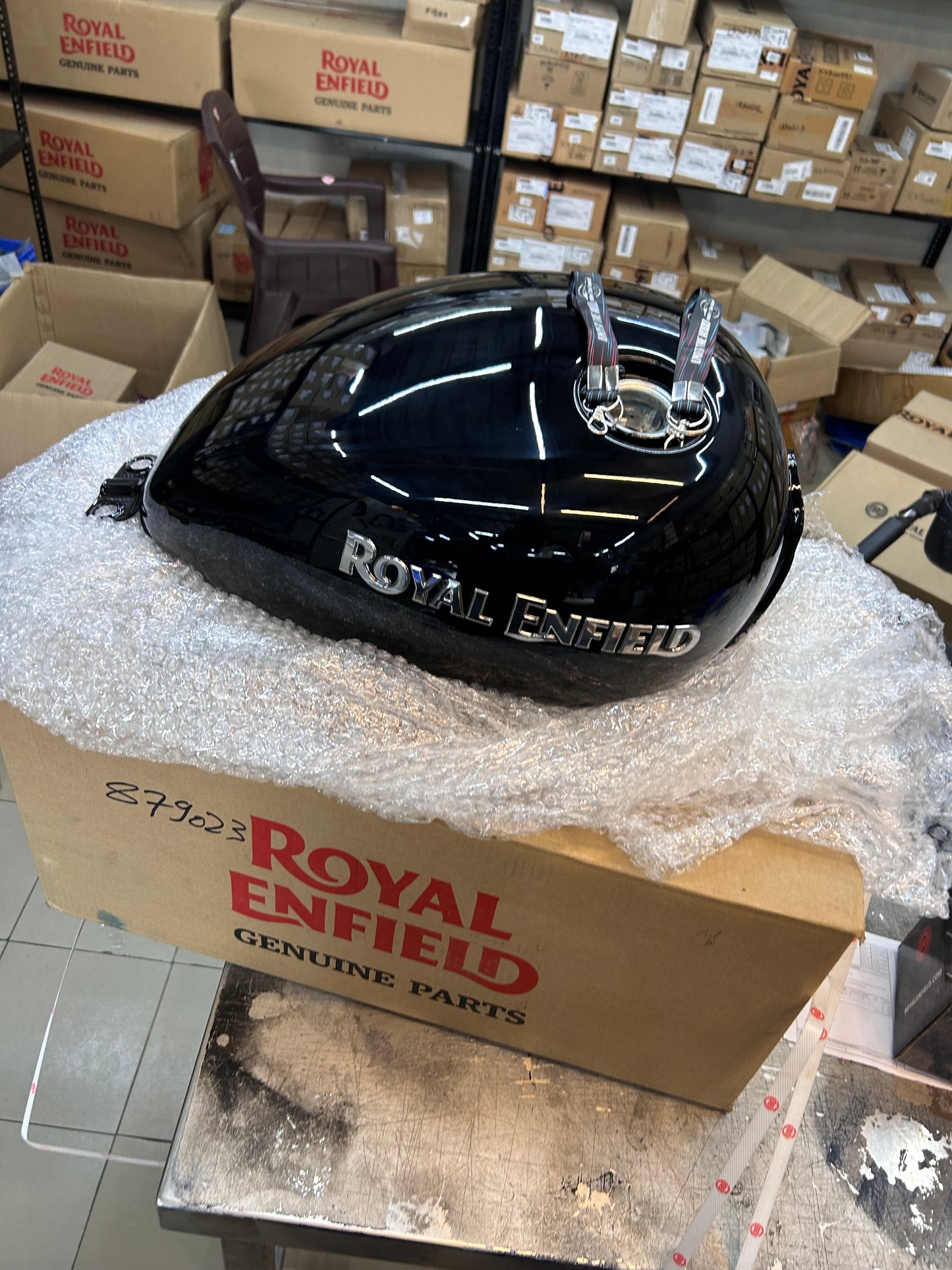 Royal Enfield 879023 - FUEL TANK W/STICKER-FLICKER -TB BVI BS4 (Painted Petrol Tank Assembly)