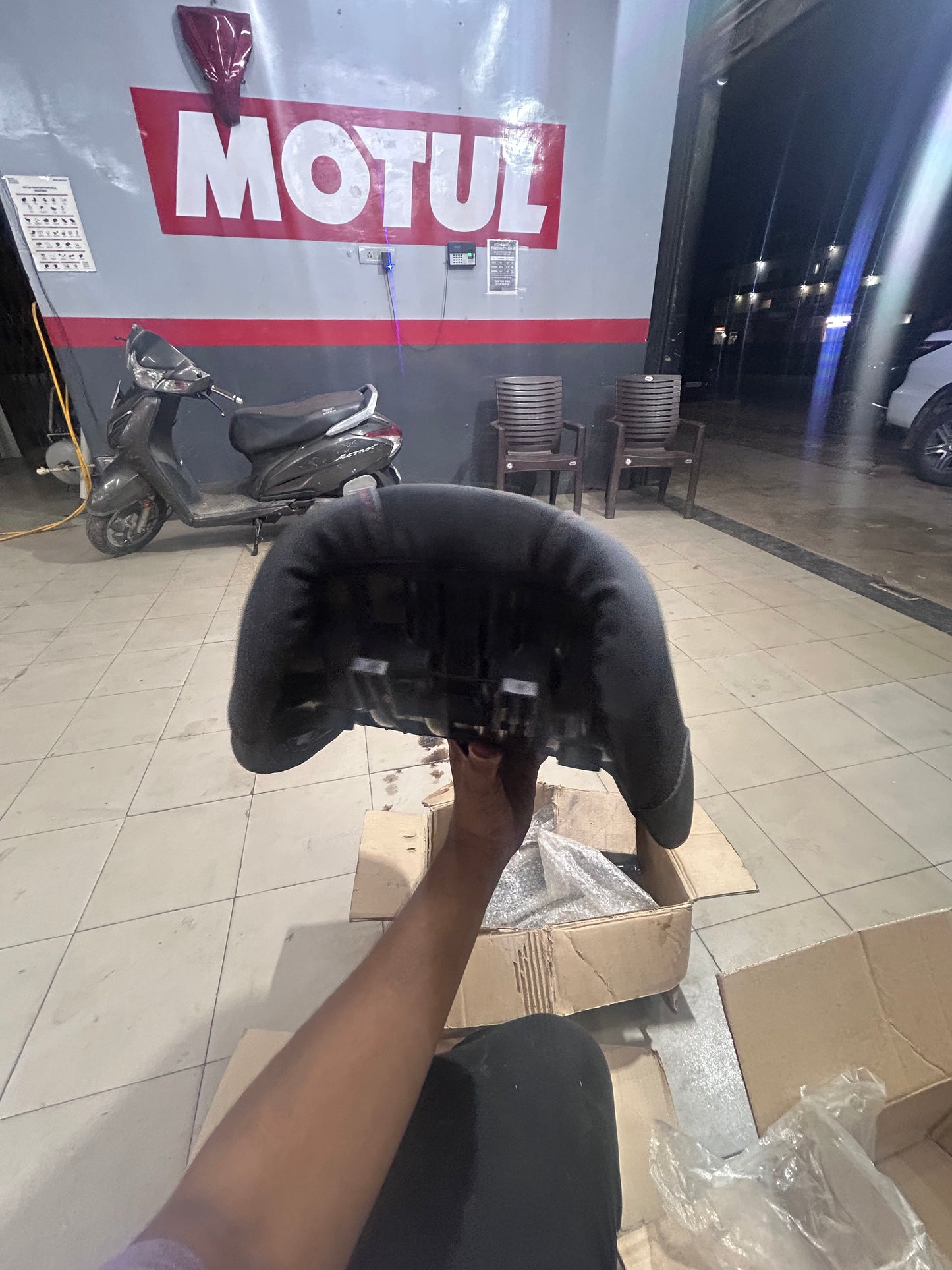 Royal Enfield 1120124/D Seat Assembly with Red Stitching for Thunderbird X (TBX 350/500) – Genuine OE