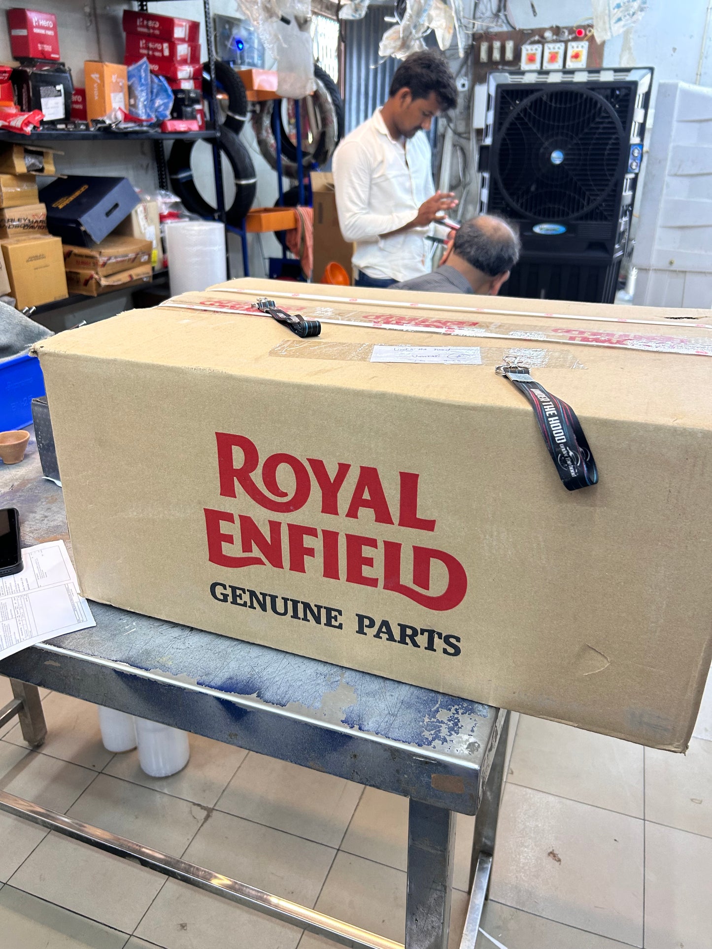 Royal Enfield 879023 - FUEL TANK W/STICKER-FLICKER -TB BVI BS4 (Painted Petrol Tank Assembly)