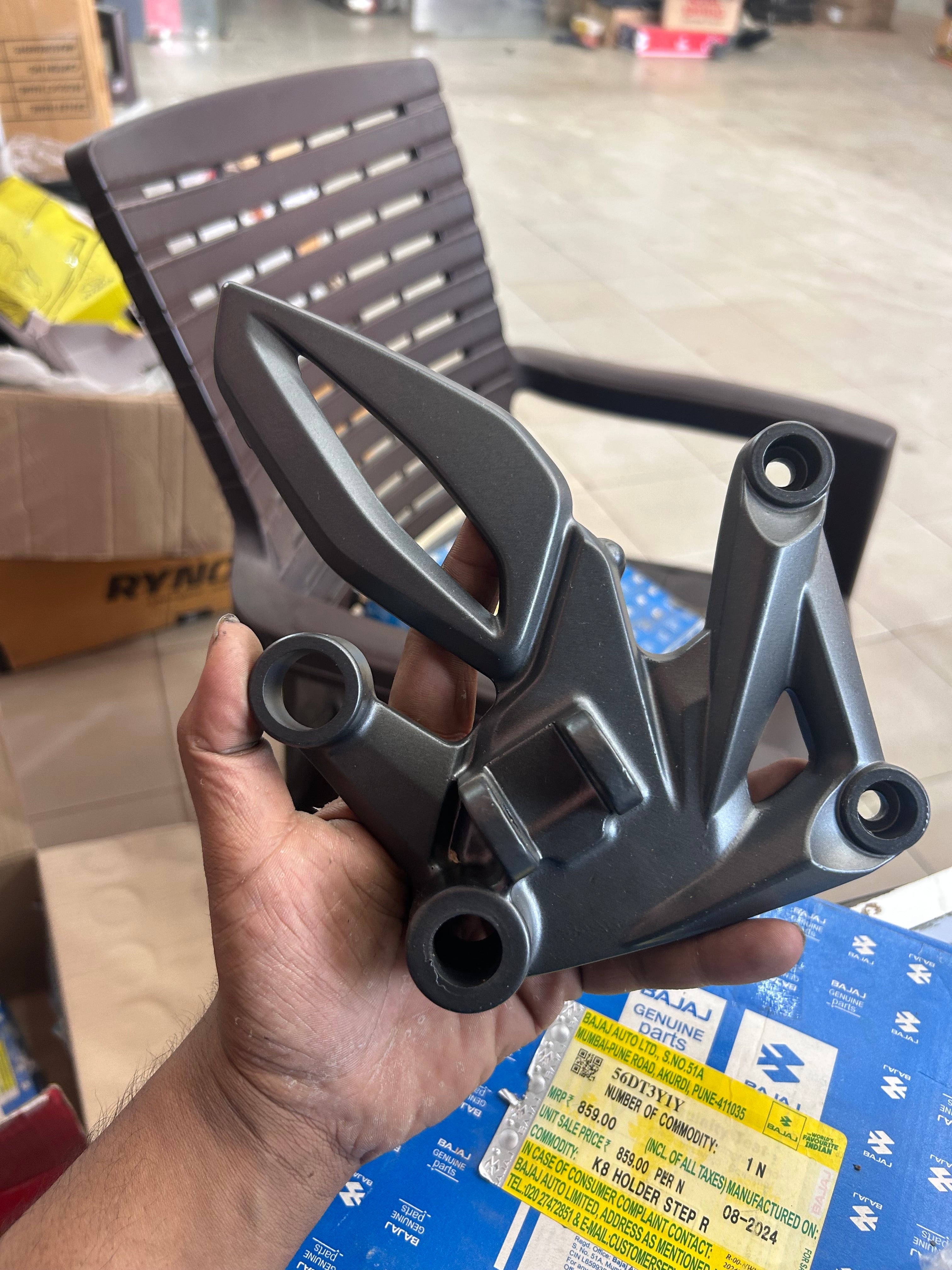 「RT-173489」 56DT3Y1Y – Genuine K8 Holder Step R (Right) for Bajaj Pulsar RS200