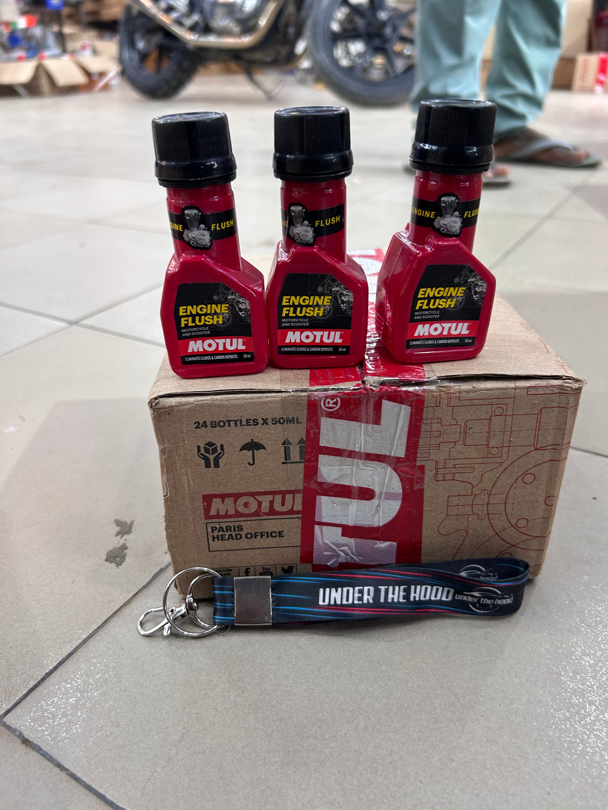 Motul Engine Flush for Motorcycles & Scooters – Removes Sludge & Deposits Before Oil Change
