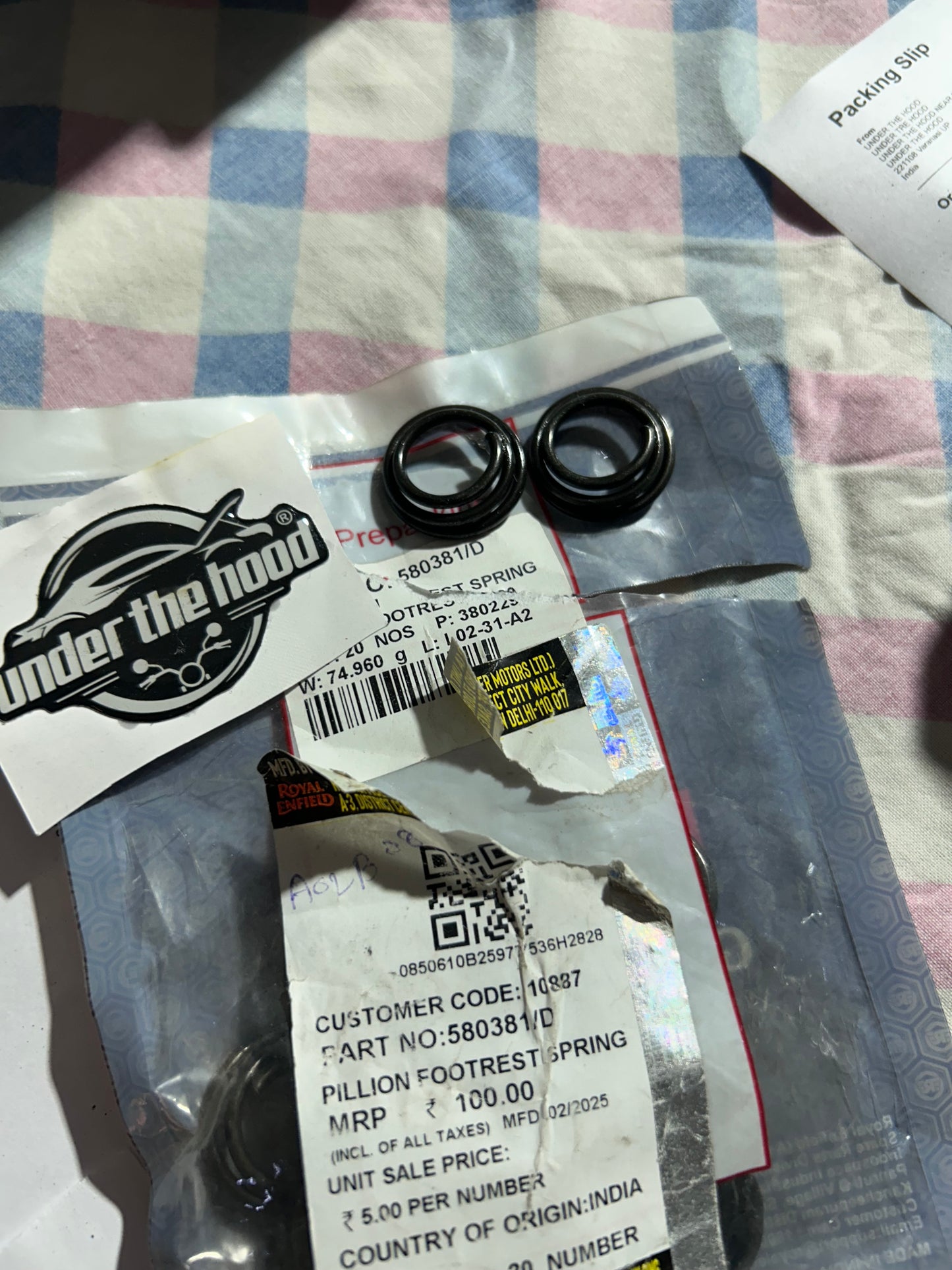 580381 – Pillion Footrest Spring for Classic 350/500 UCE, Bullet 350/500 UCE, Electra 350 UCE, Thunderbird 350/500 (TBTS/NTB), Continental GT 535 (Euro-4 footrest group) – Genuine Royal Enfield