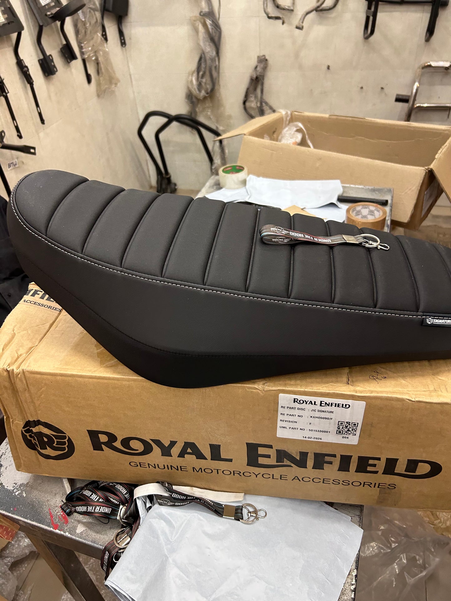 Royal Enfield Black Signature Bench Seat KXA00139 — OEM Retro-Style Seat for Hunter 350