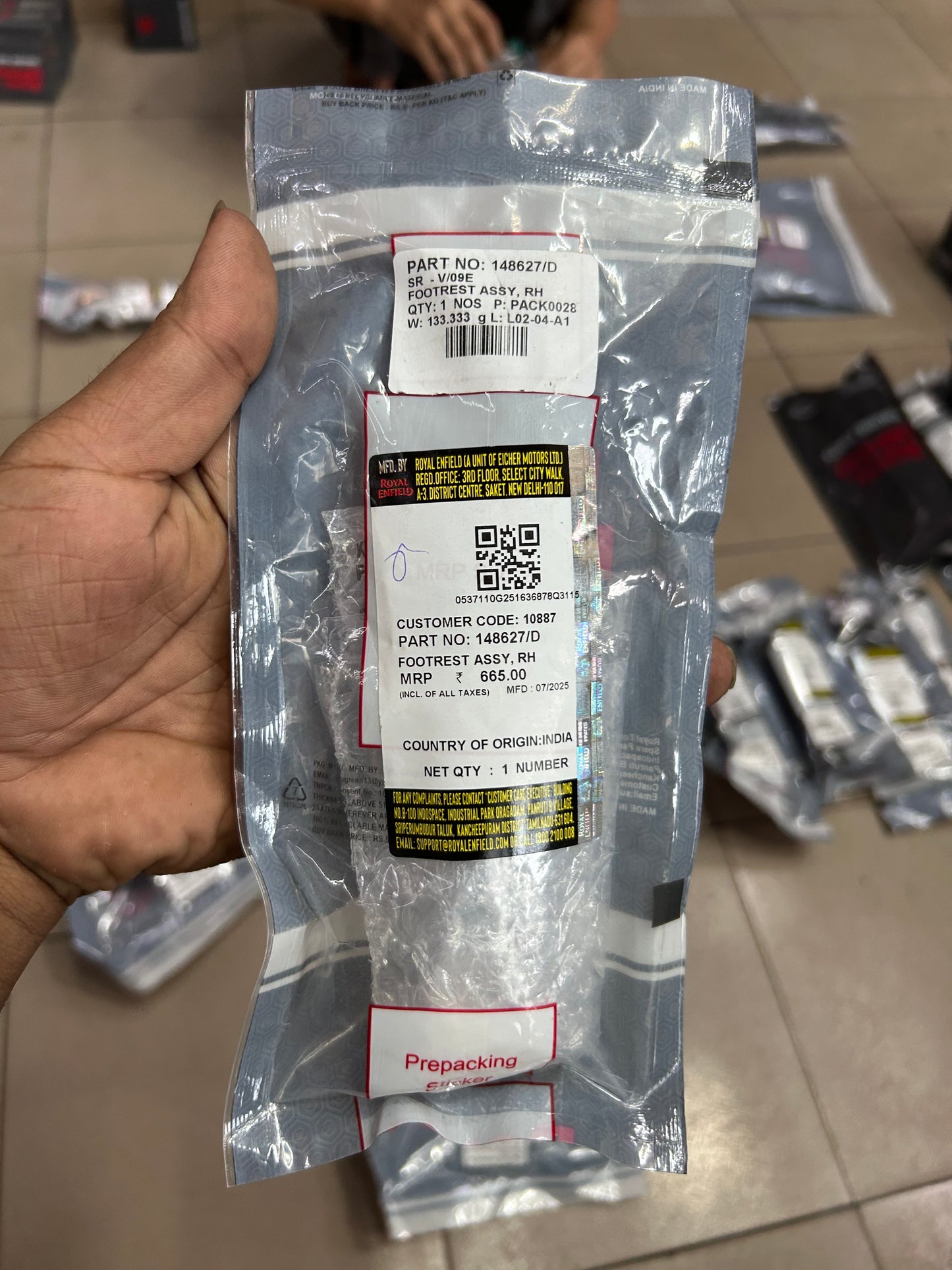 Royal Enfield 148627/D – Footrest Assembly RH (Right Side) – Genuine for Interceptor 650 & GT 650