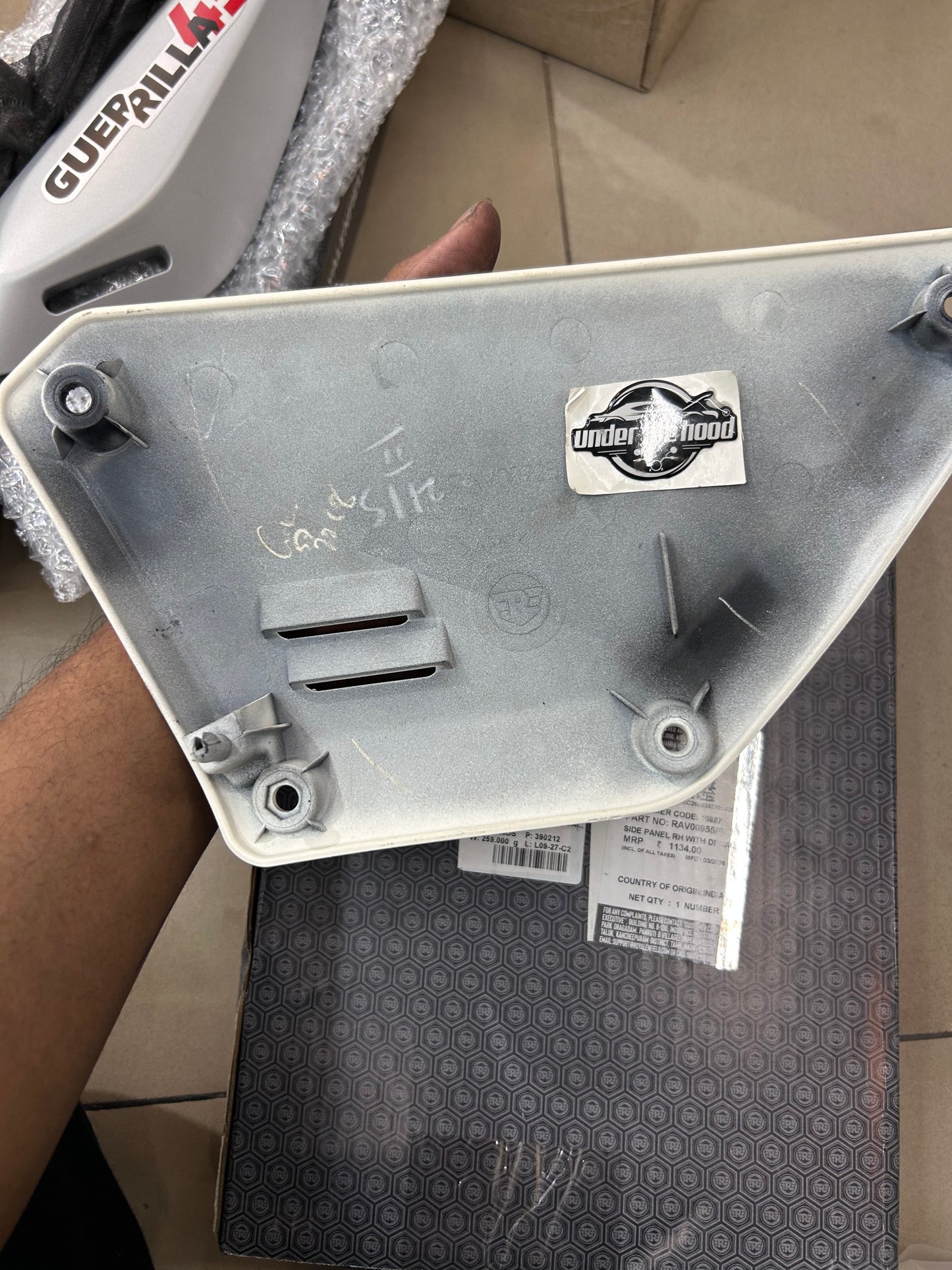 Royal Enfield RAV00955/B - Side Panel RH with Decal - Ash White / White Flame for Scram 411 White Flame - OEM